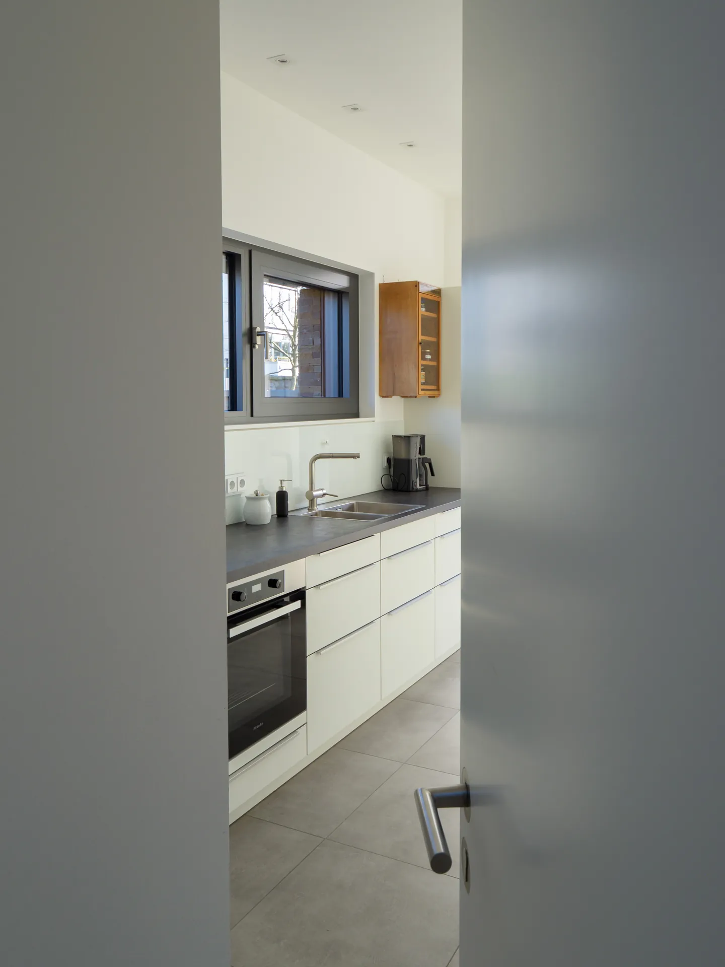 Designküche in Betonoptik – Großzügige Wohnküche mit Backkitchen