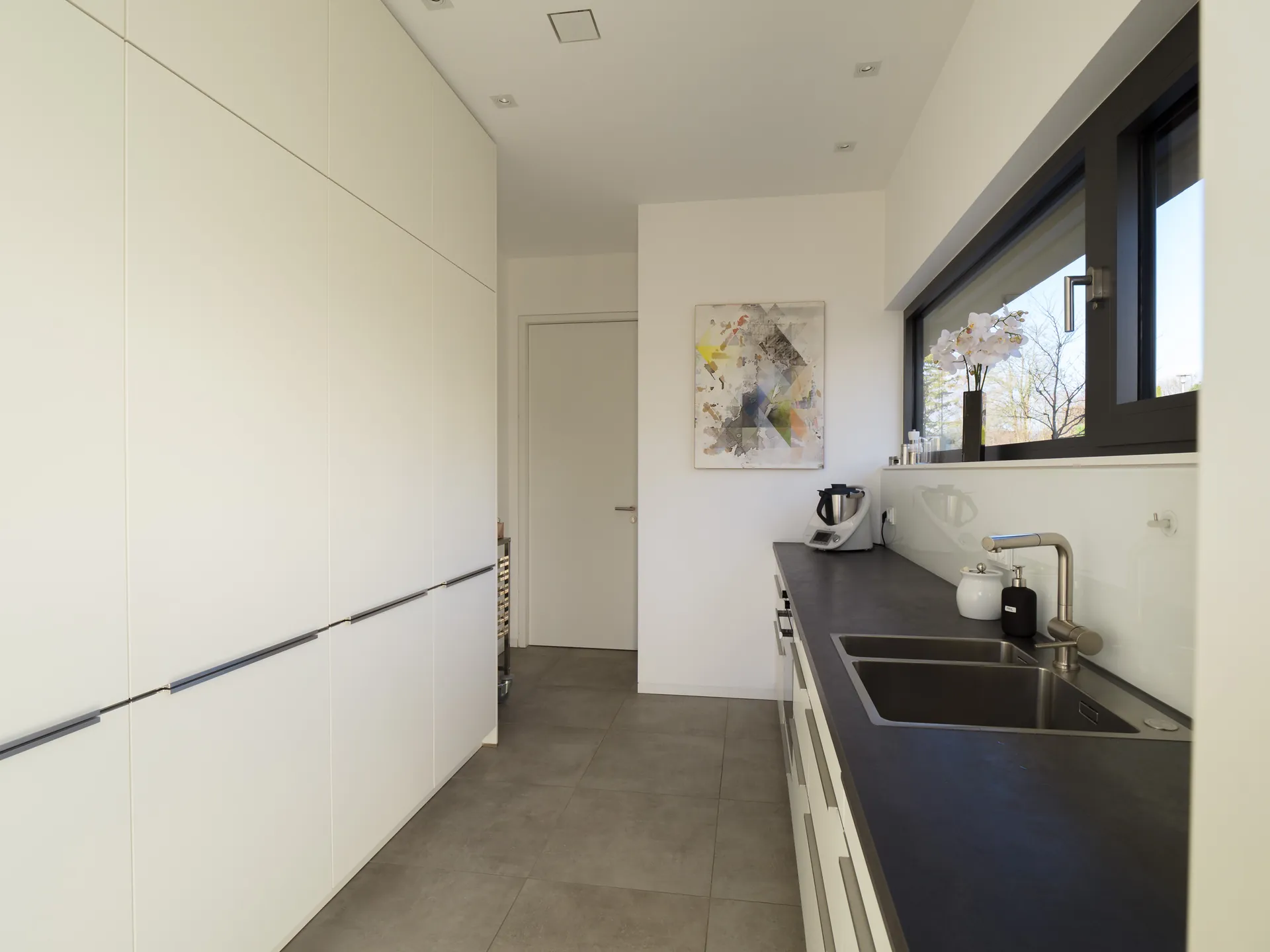 Designküche in Betonoptik – Großzügige Wohnküche mit Backkitchen