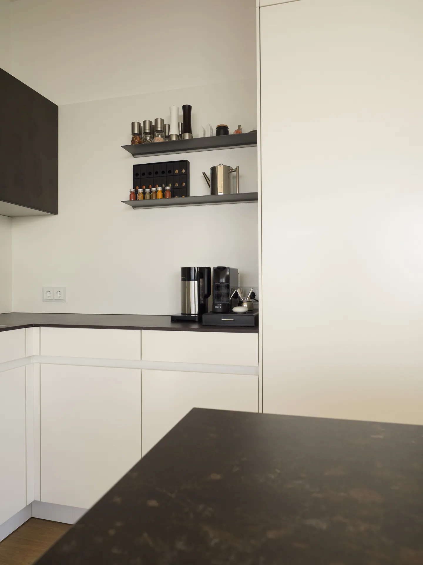 Designküche in Betonoptik – Großzügige Wohnküche mit Backkitchen