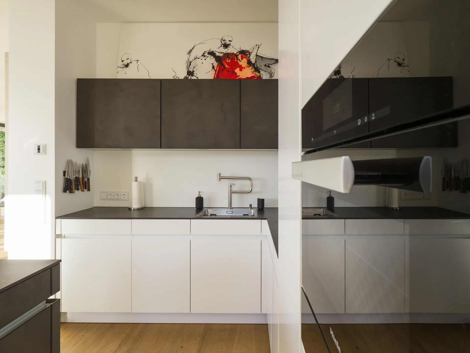Designküche in Betonoptik – Großzügige Wohnküche mit Backkitchen