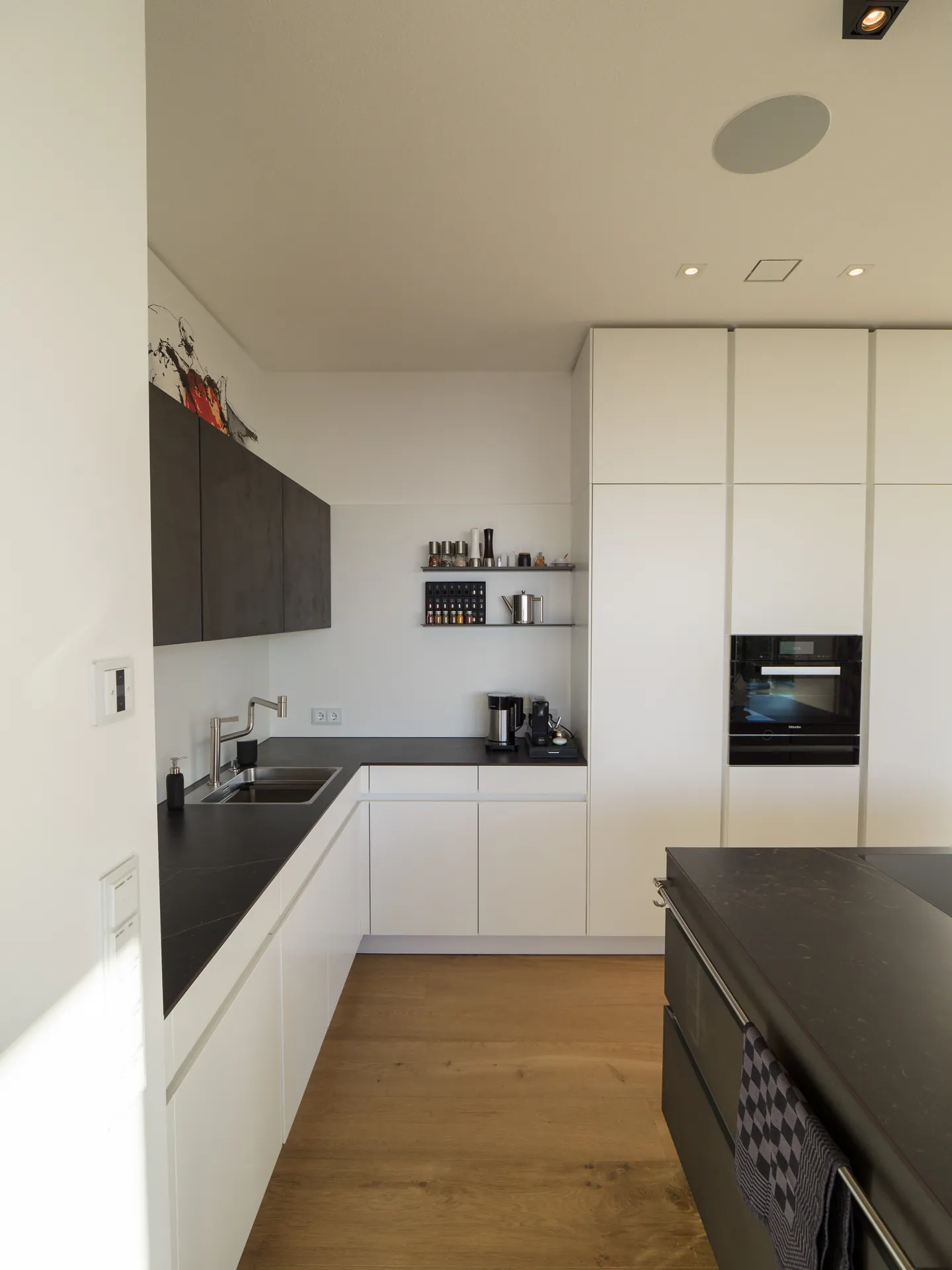 Designküche in Betonoptik – Großzügige Wohnküche mit Backkitchen