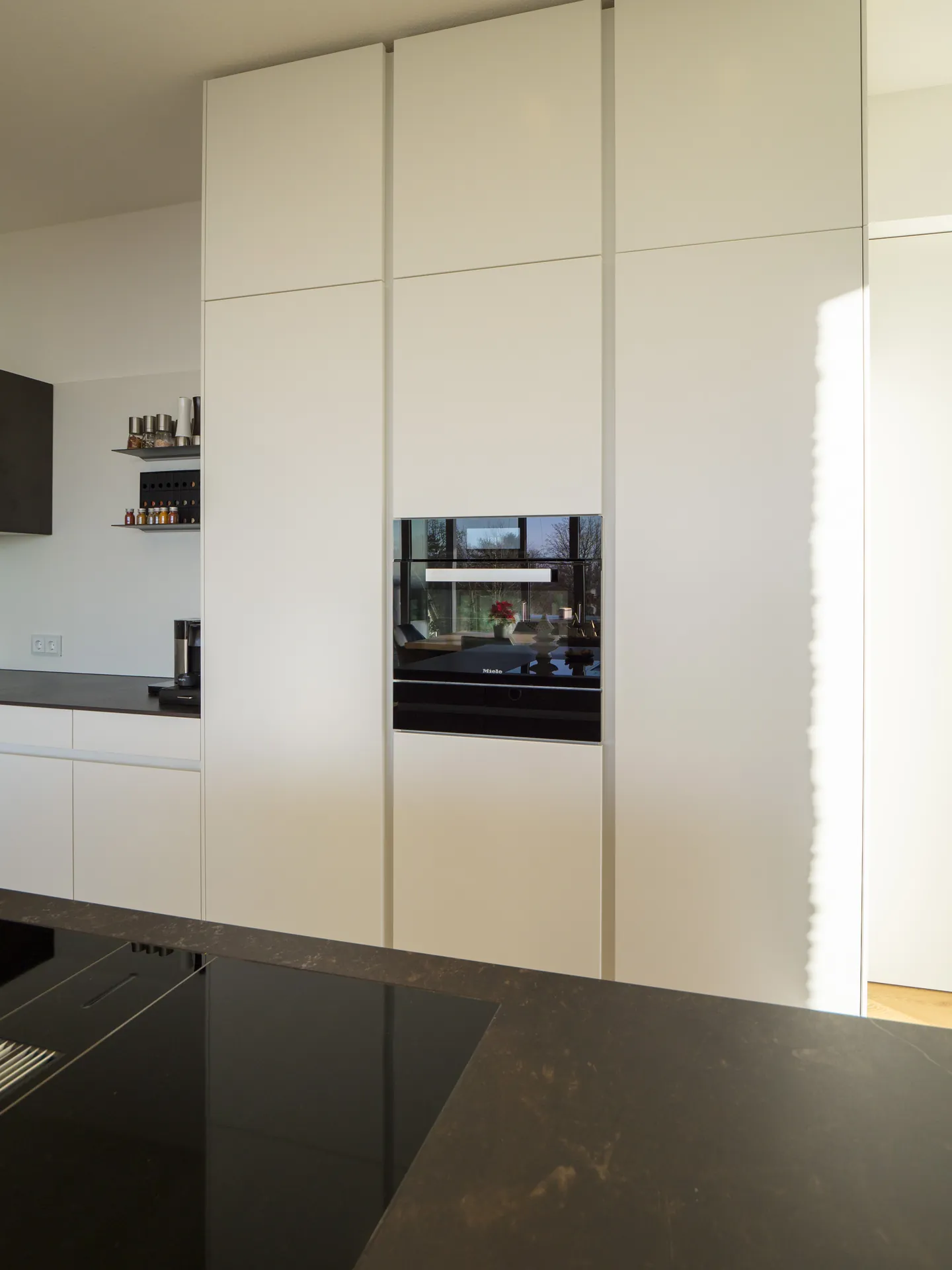 Designküche in Betonoptik – Großzügige Wohnküche mit Backkitchen