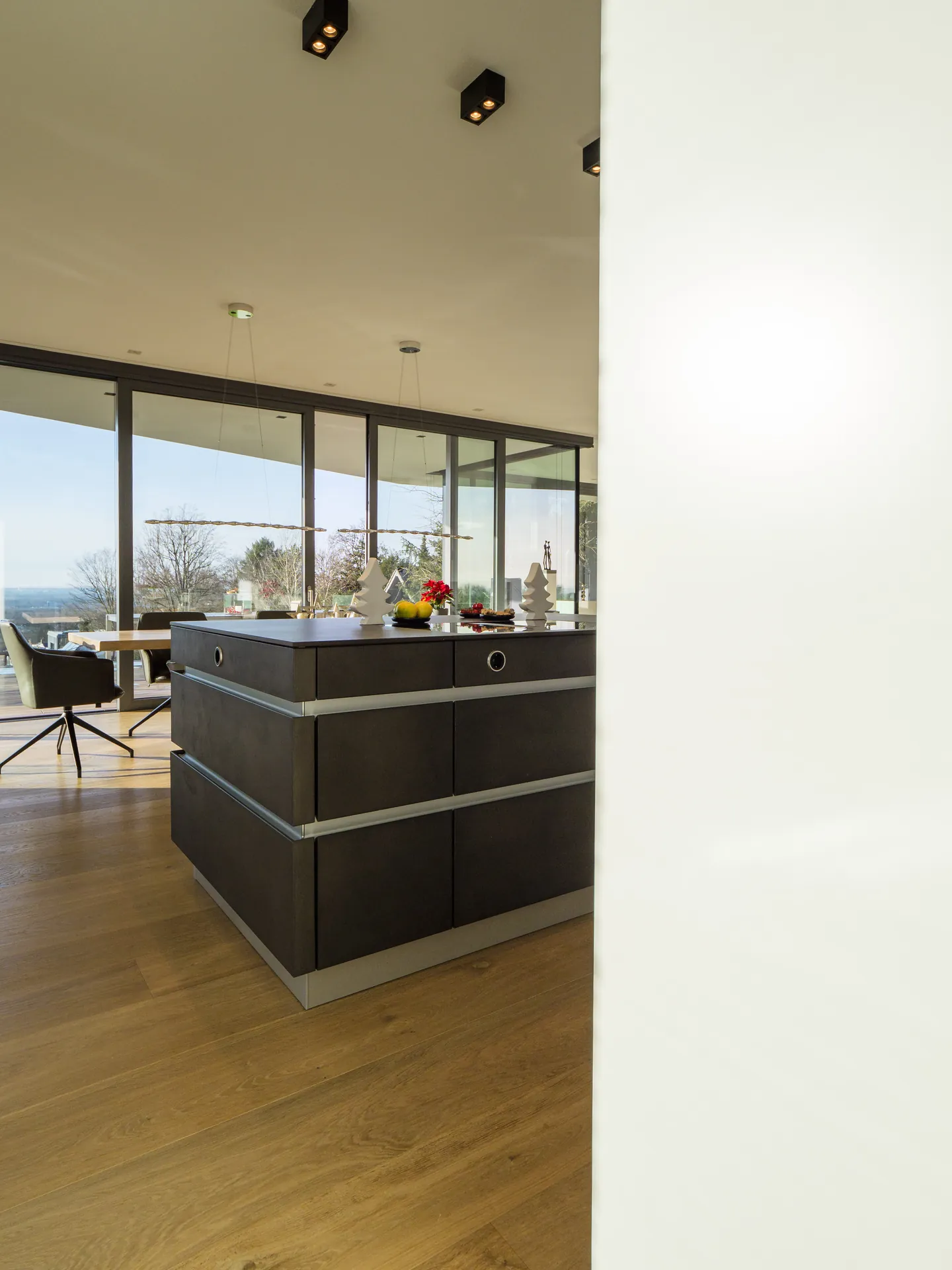 Designküche in Betonoptik – Großzügige Wohnküche mit Backkitchen