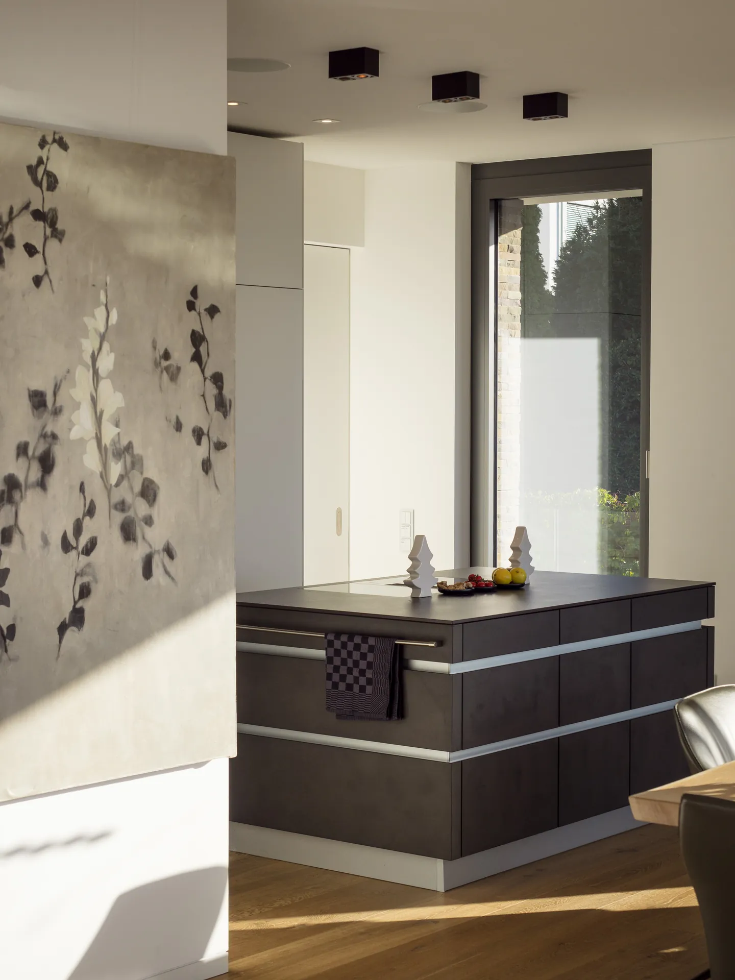 Designküche in Betonoptik – Großzügige Wohnküche mit Backkitchen