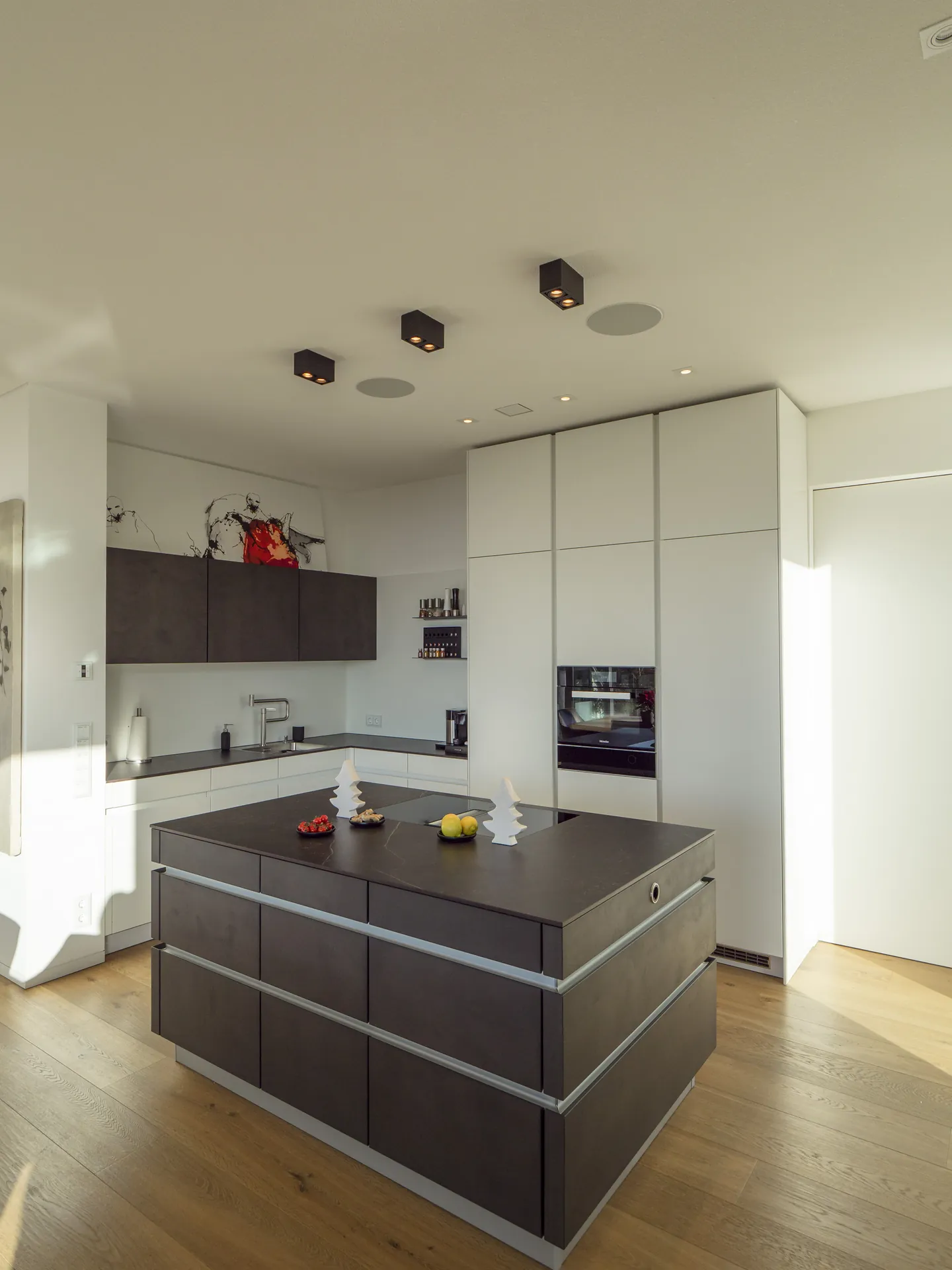Designküche in Betonoptik – Großzügige Wohnküche mit Backkitchen