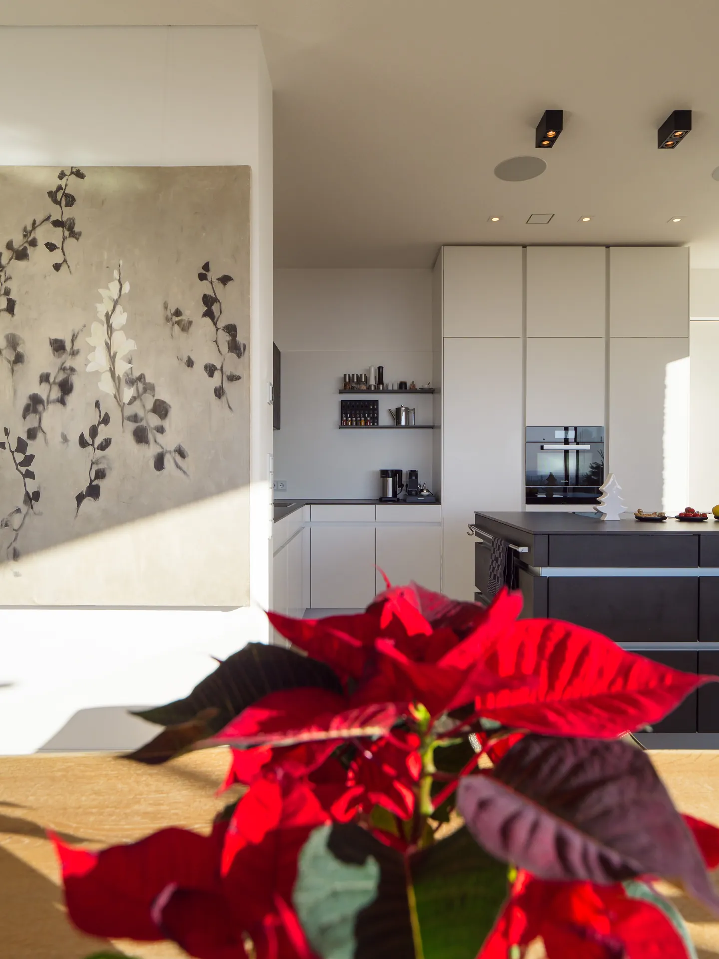 Designküche in Betonoptik – Großzügige Wohnküche mit Backkitchen