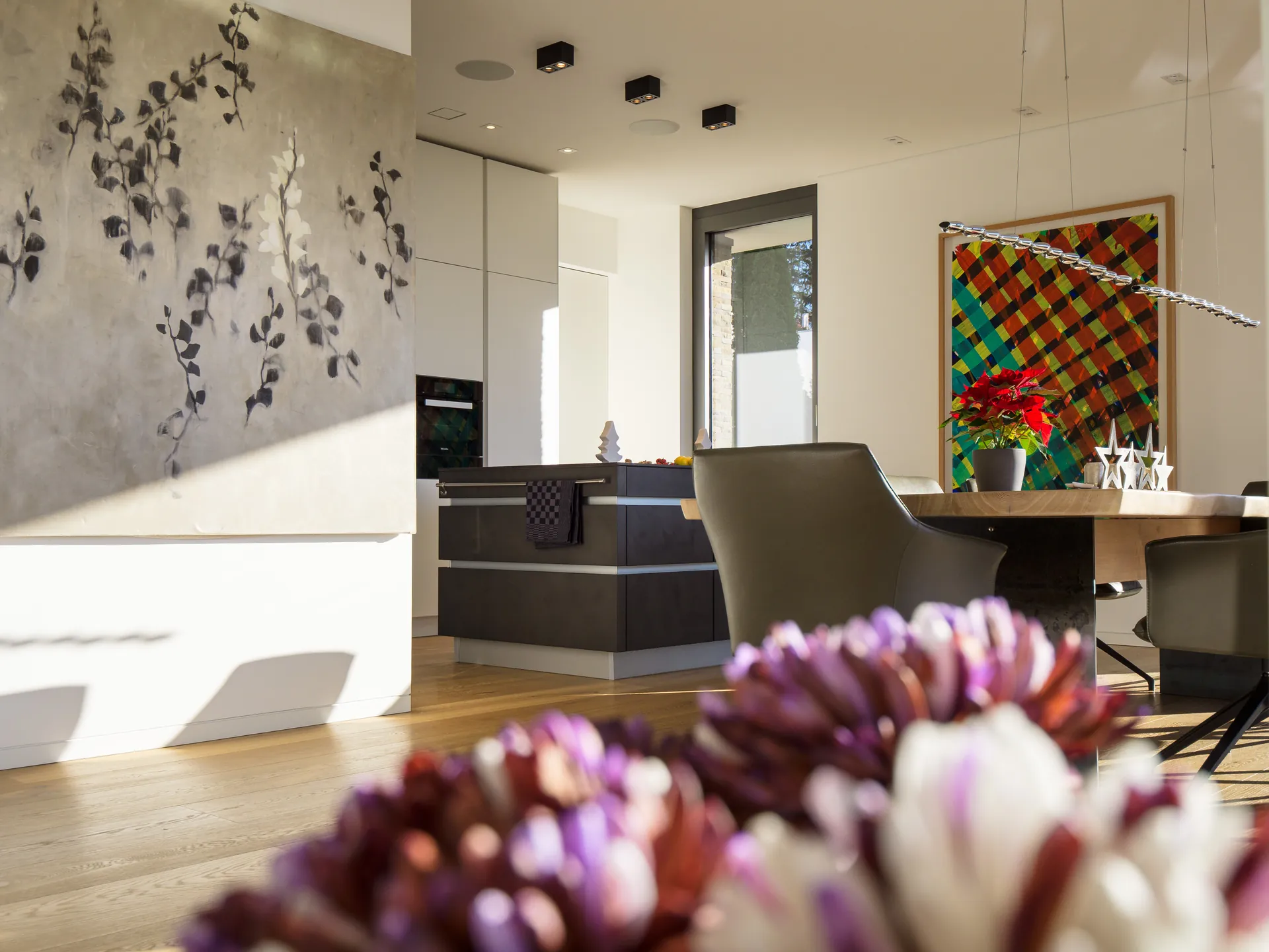 Designküche in Betonoptik – Großzügige Wohnküche mit Backkitchen