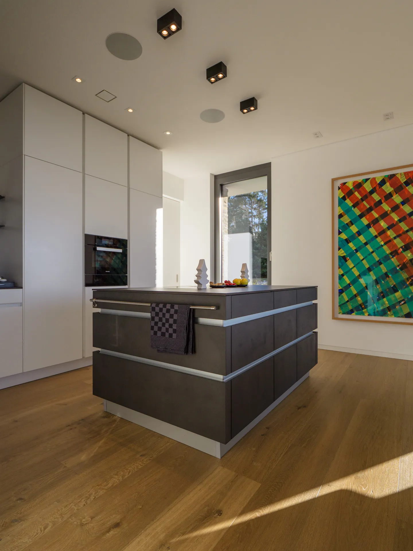 Designküche in Betonoptik – Großzügige Wohnküche mit Backkitchen