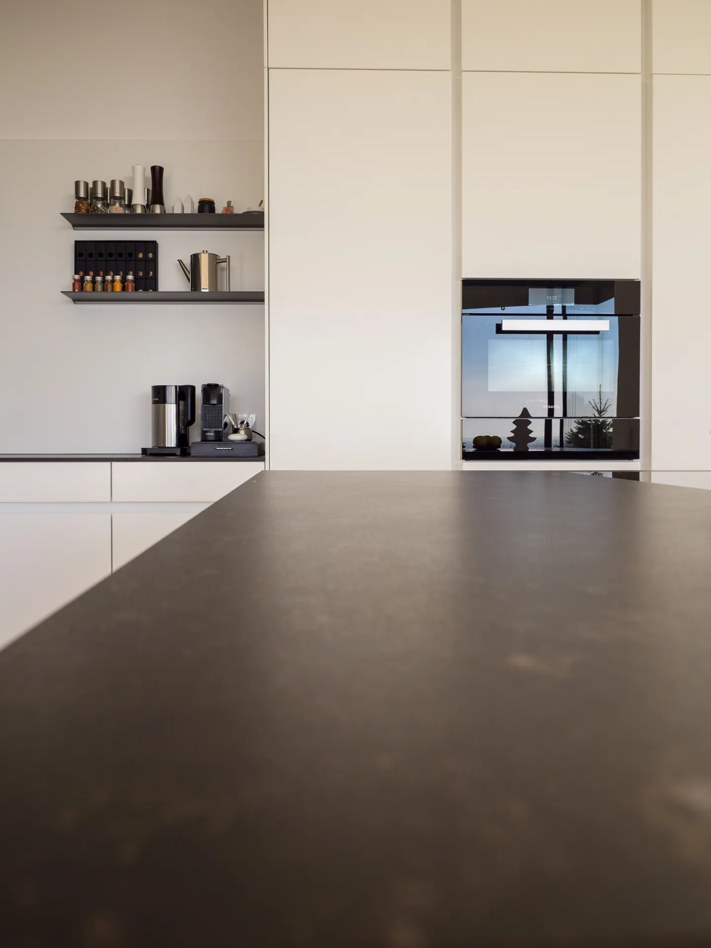 Designküche in Betonoptik – Großzügige Wohnküche mit Backkitchen