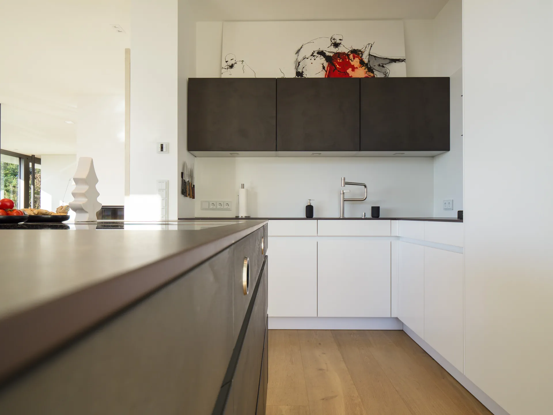 Designküche in Betonoptik – Großzügige Wohnküche mit Backkitchen