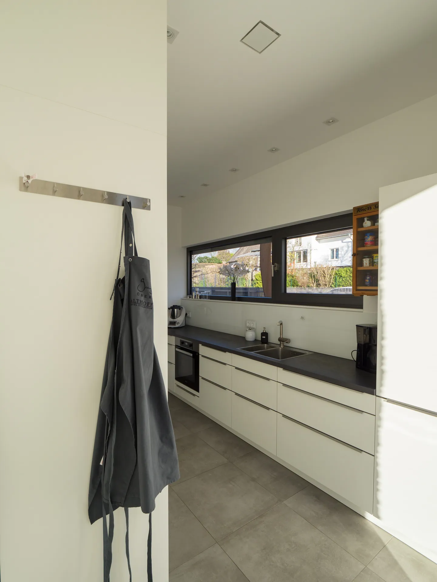 Designküche in Betonoptik – Großzügige Wohnküche mit Backkitchen