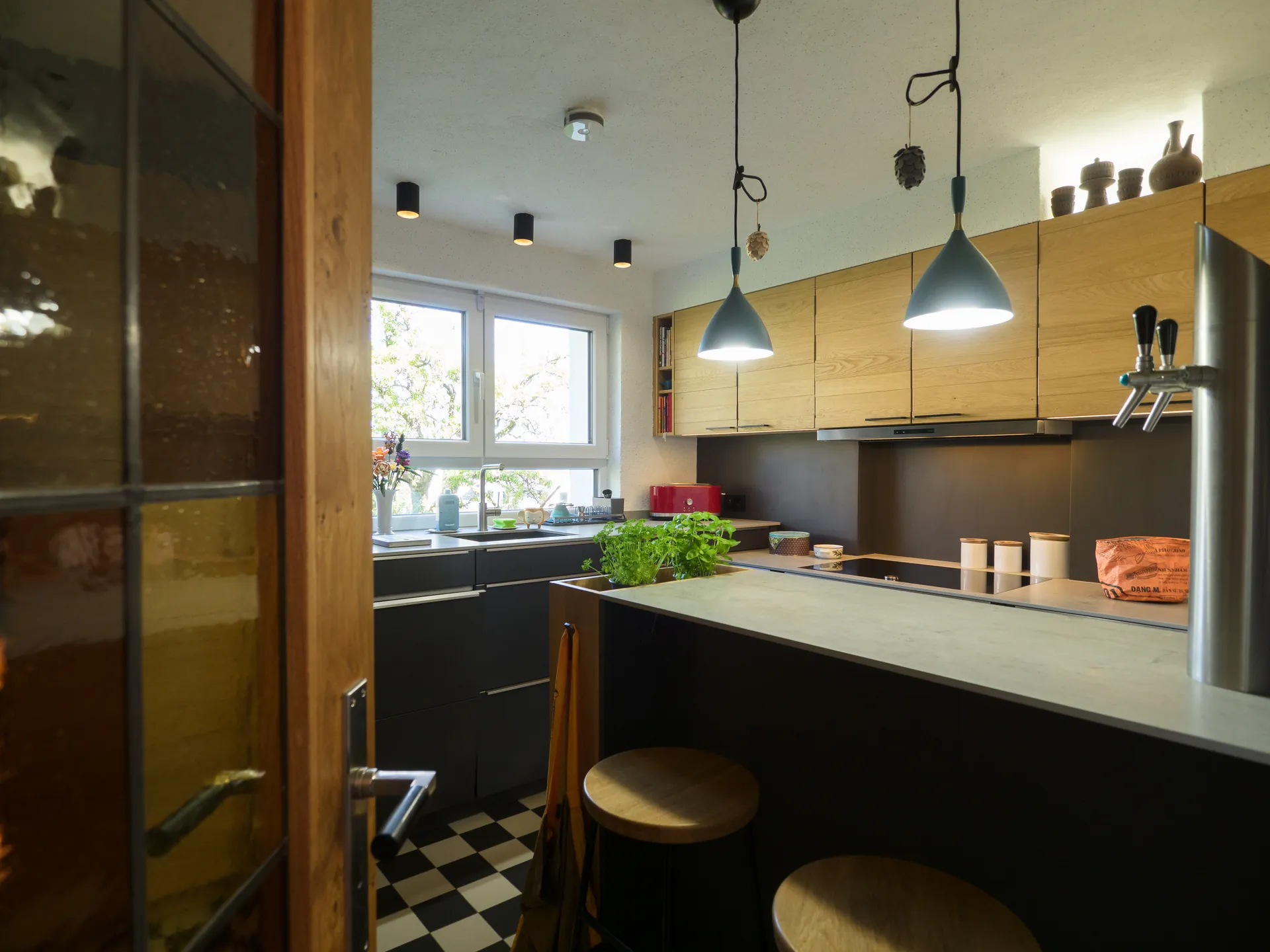 Designküche – Einbauküche in Carbongrau mit Stauraumlösung