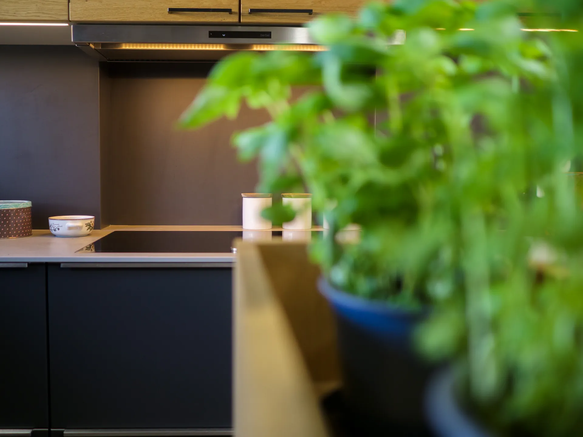 Designküche – Einbauküche in Carbongrau mit Stauraumlösung