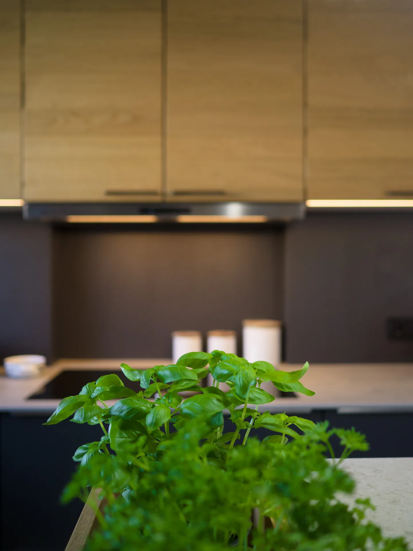 Designküche – Einbauküche in Carbongrau mit Stauraumlösung