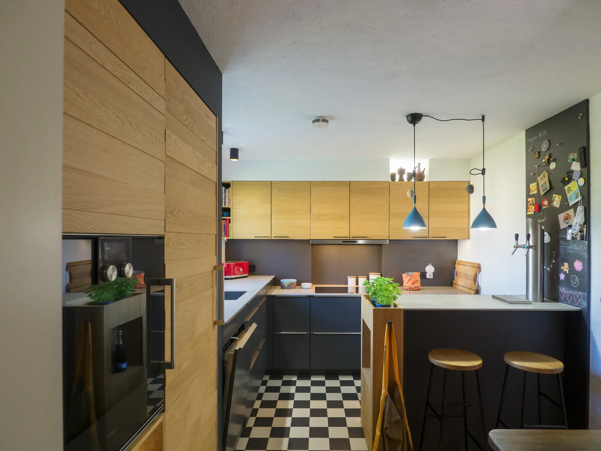 Designküche – Einbauküche in Carbongrau mit Stauraumlösung
