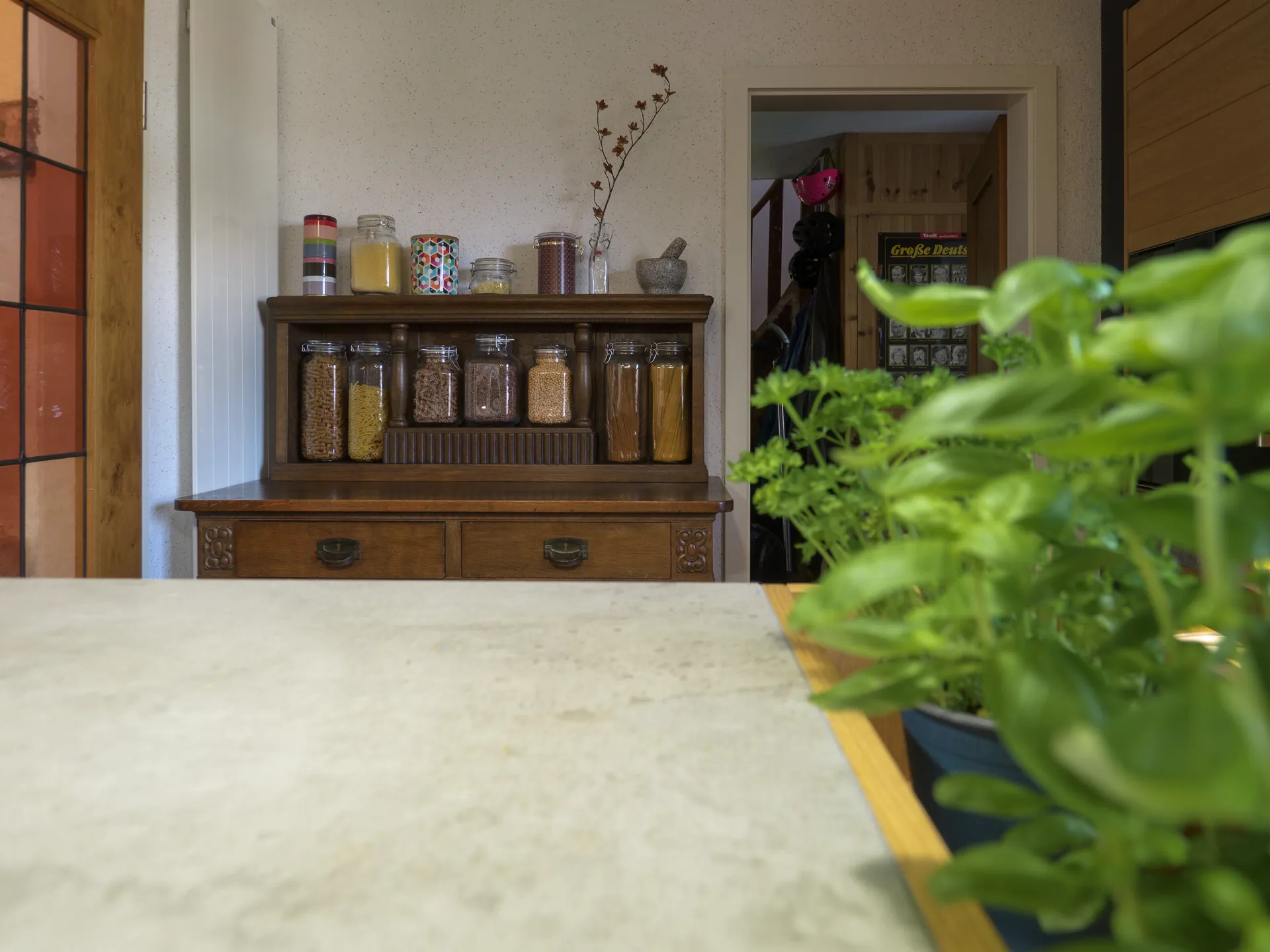 Designküche – Einbauküche in Carbongrau mit Stauraumlösung