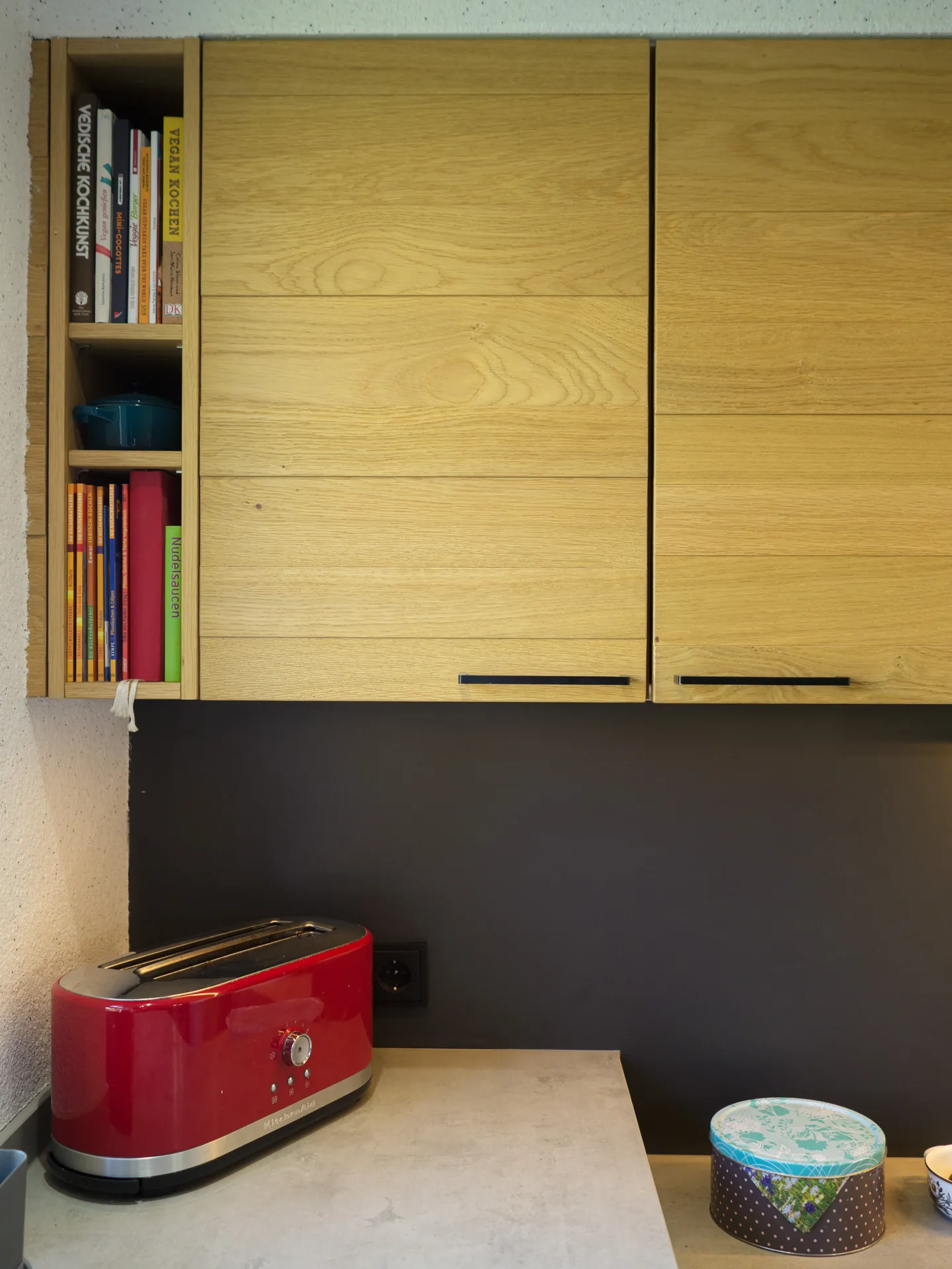 Designküche – Einbauküche in Carbongrau mit Stauraumlösung