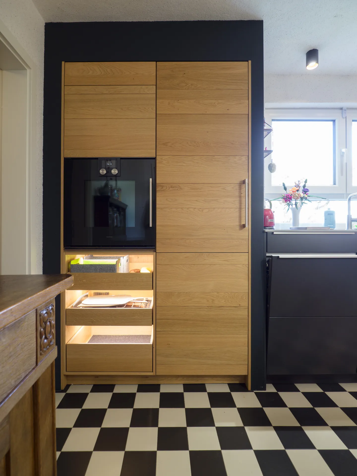 Designküche – Einbauküche in Carbongrau mit Stauraumlösung