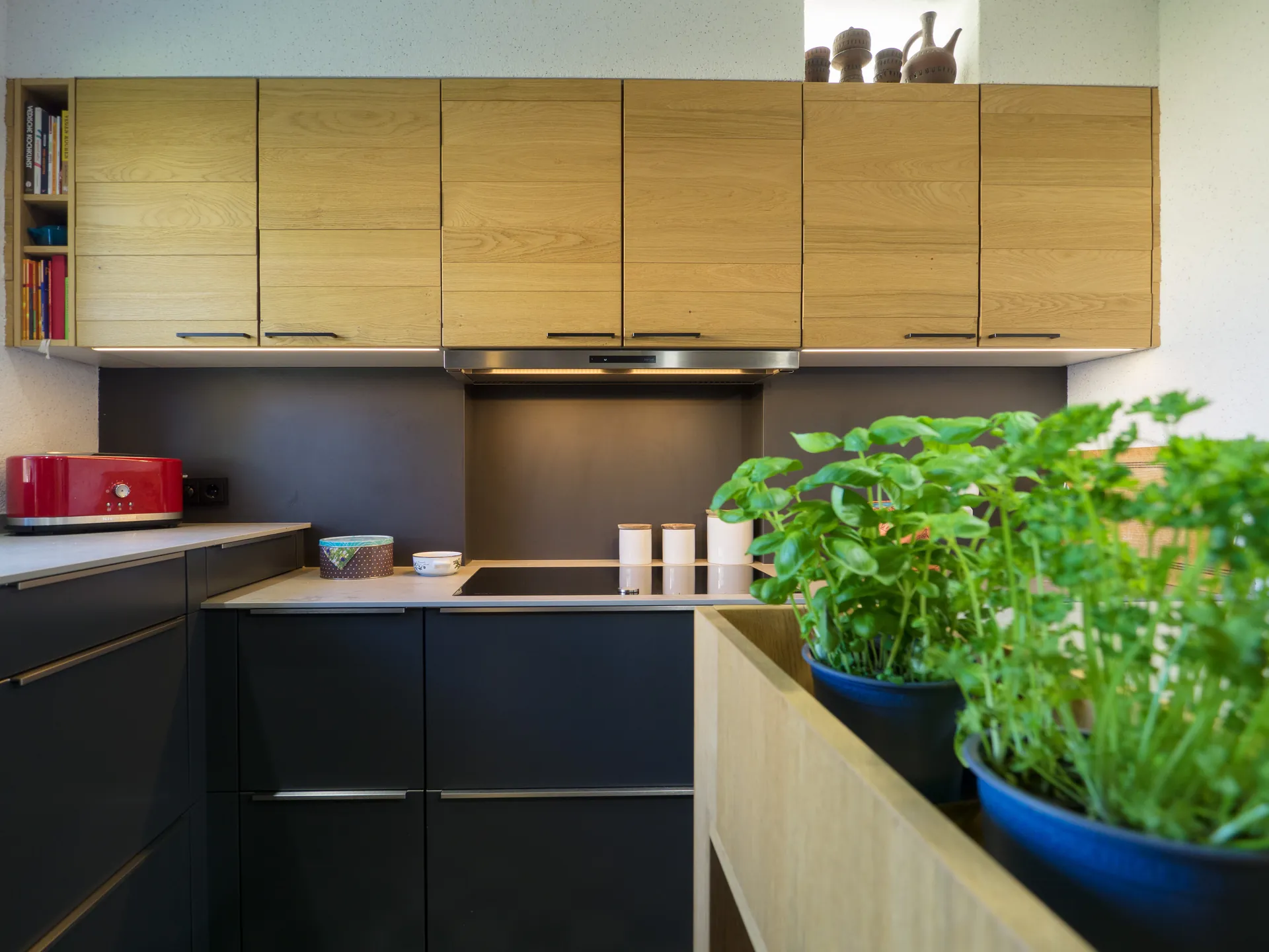 Designküche – Einbauküche in Carbongrau mit Stauraumlösung