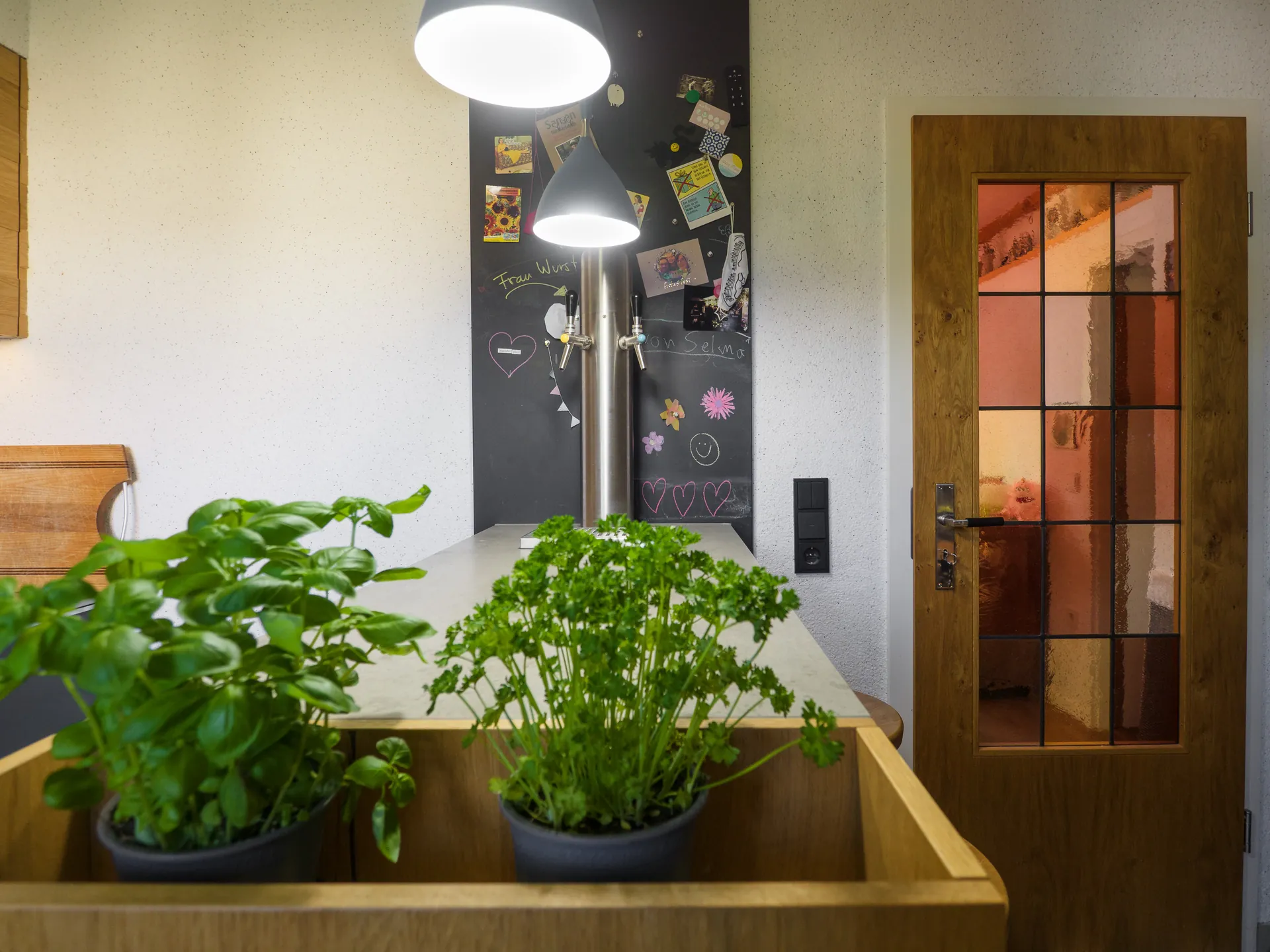 Designküche – Einbauküche in Carbongrau mit Stauraumlösung