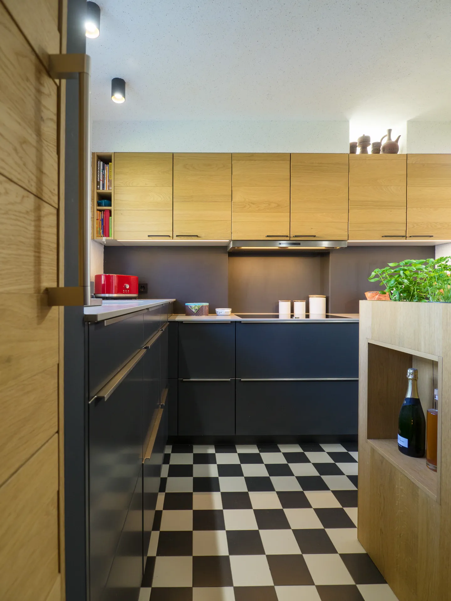 Designküche – Einbauküche in Carbongrau mit Stauraumlösung