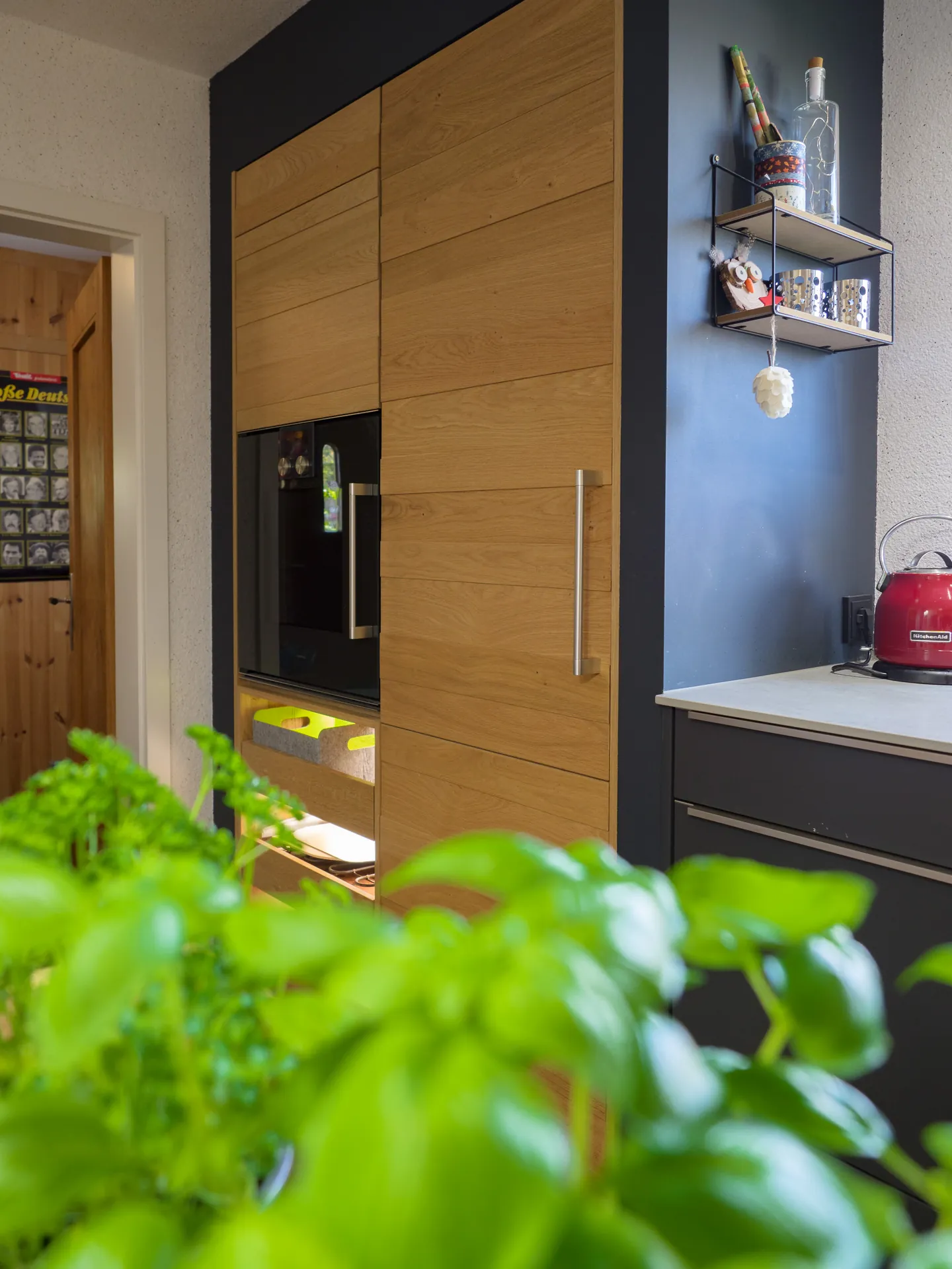 Designküche – Einbauküche in Carbongrau mit Stauraumlösung