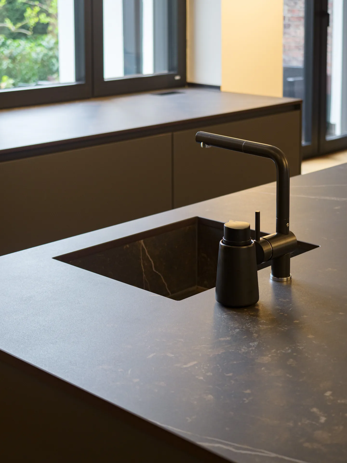 Designküche – Großzügige Wohnküche in Carbongrau