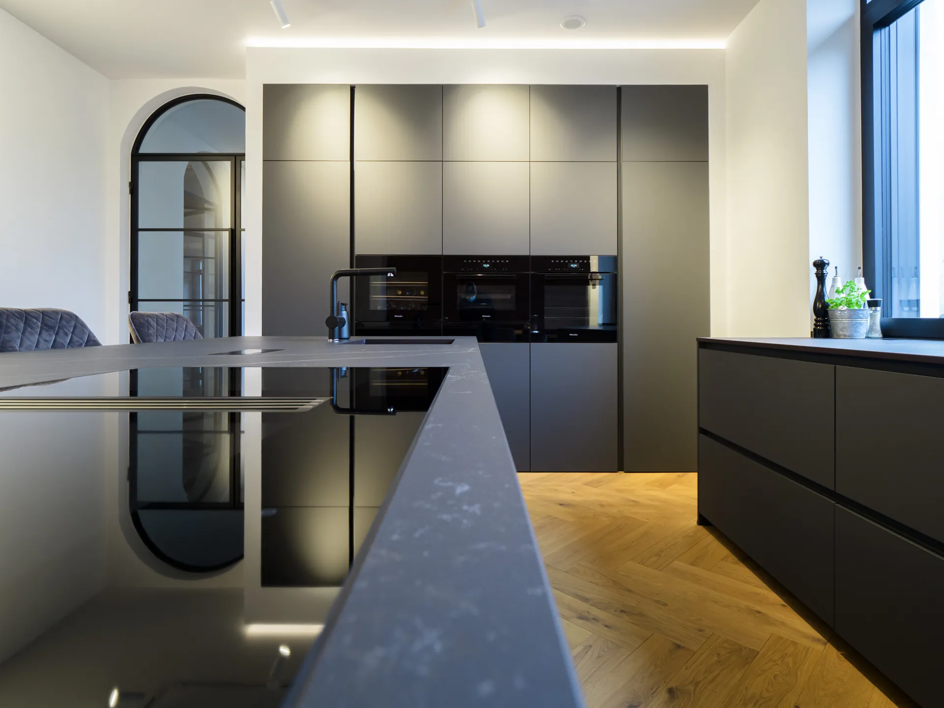 Designküche – Großzügige Wohnküche in Carbongrau