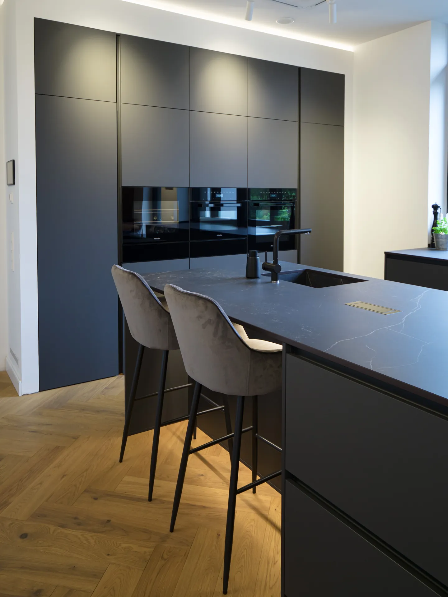 Designküche – Großzügige Wohnküche in Carbongrau
