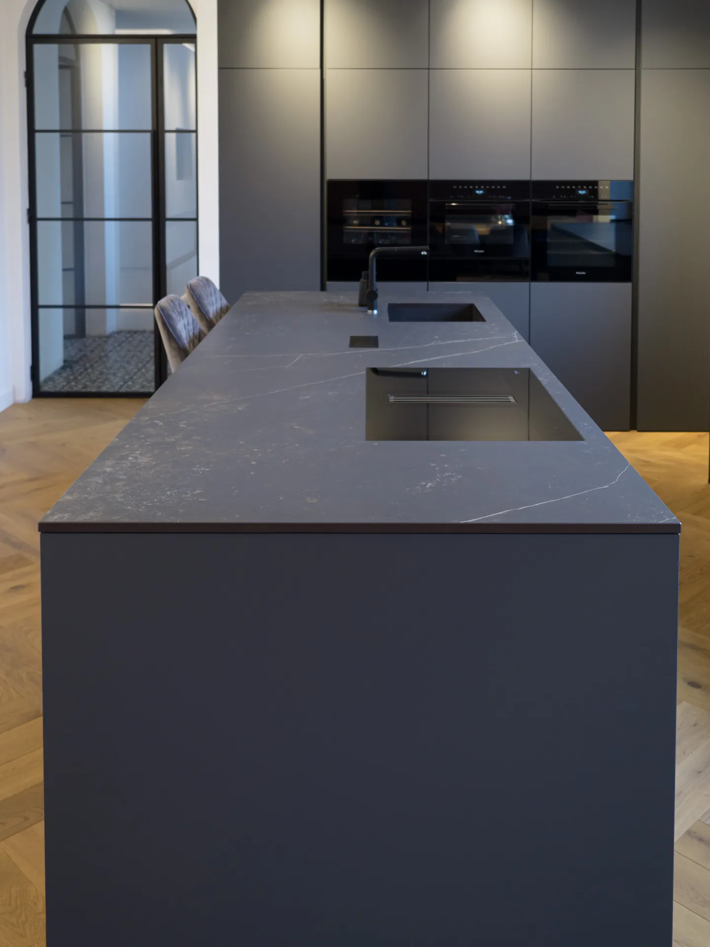 Designküche – Großzügige Wohnküche in Carbongrau
