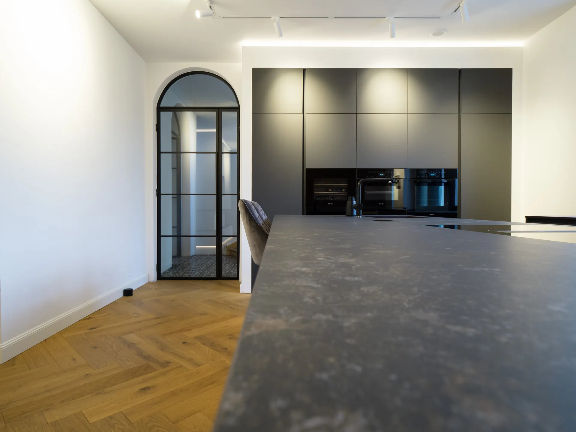 Designküche – Großzügige Wohnküche in Carbongrau