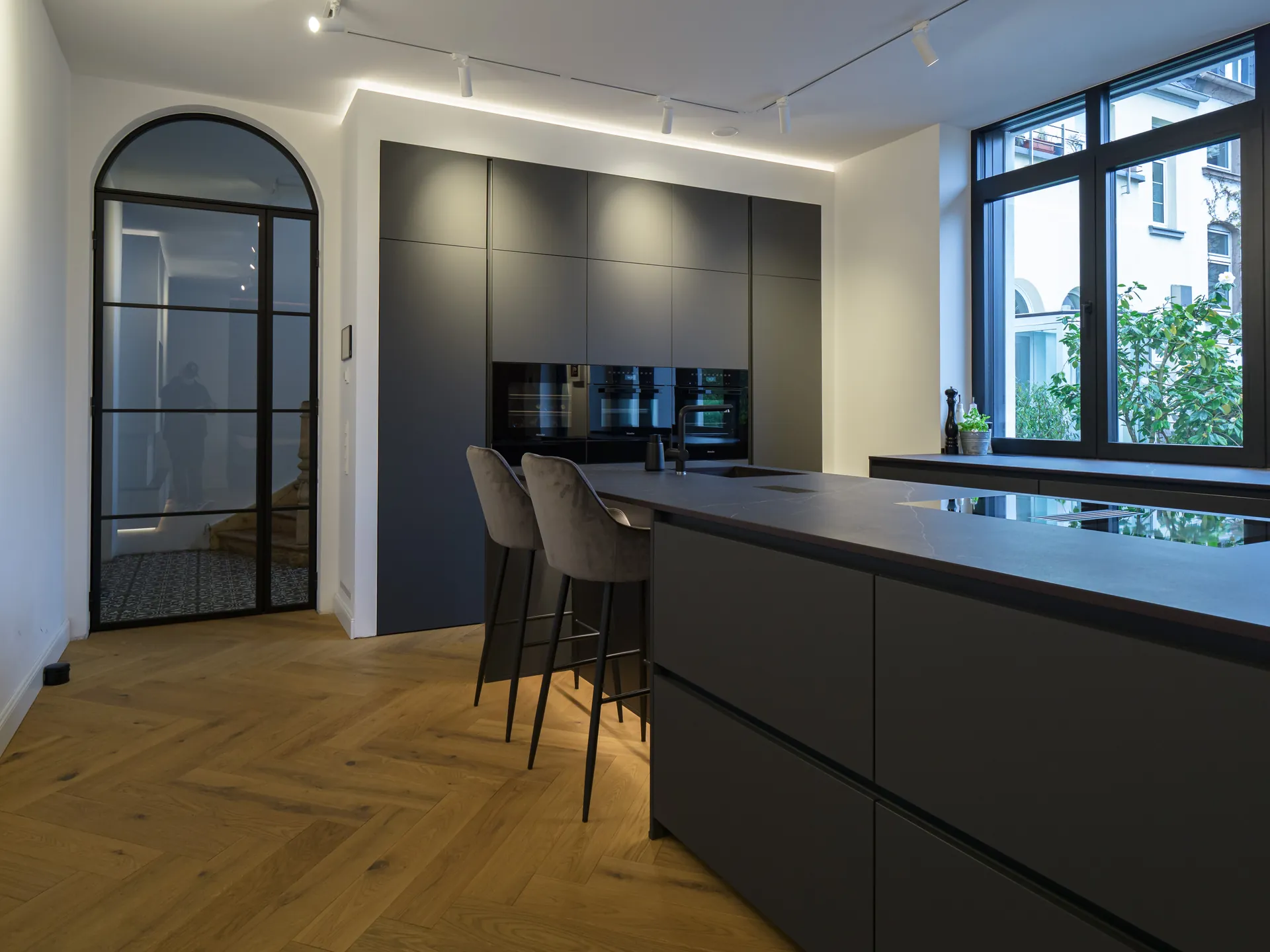 Designküche – Großzügige Wohnküche in Carbongrau