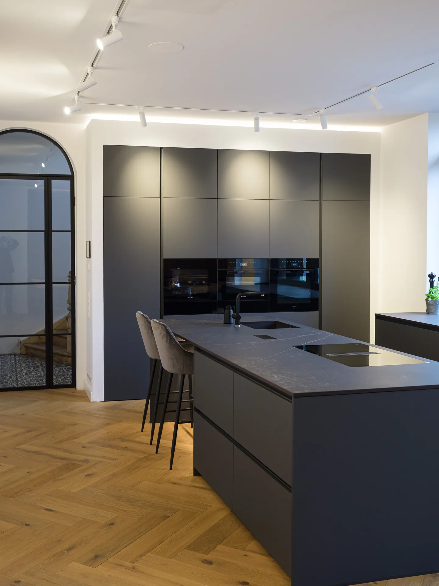 Designküche – Großzügige Wohnküche in Carbongrau