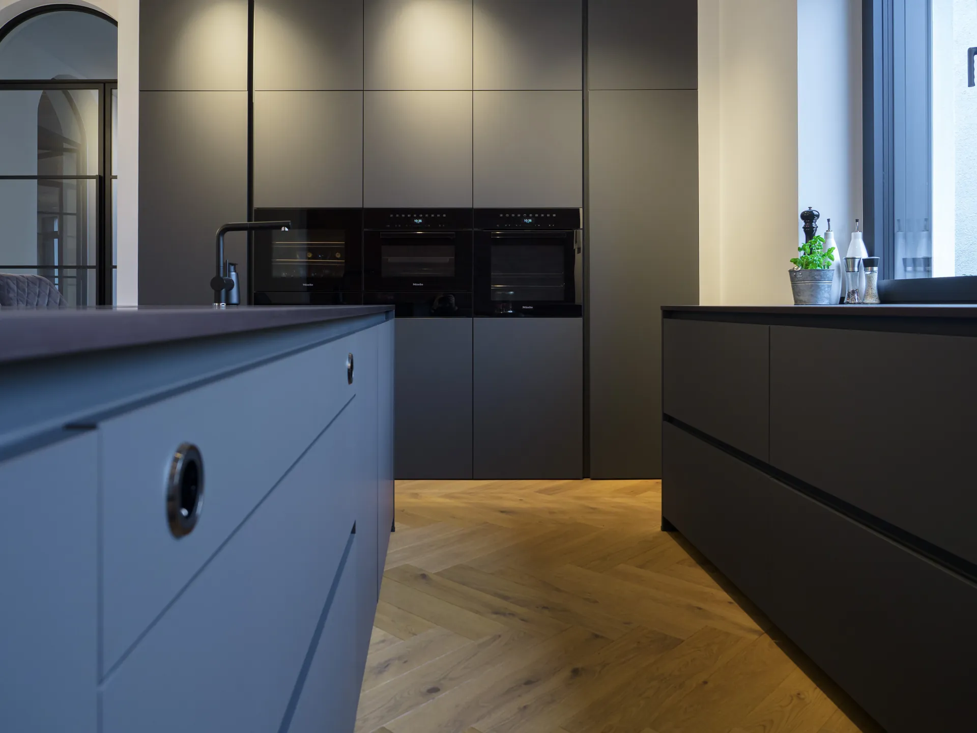Designküche – Großzügige Wohnküche in Carbongrau
