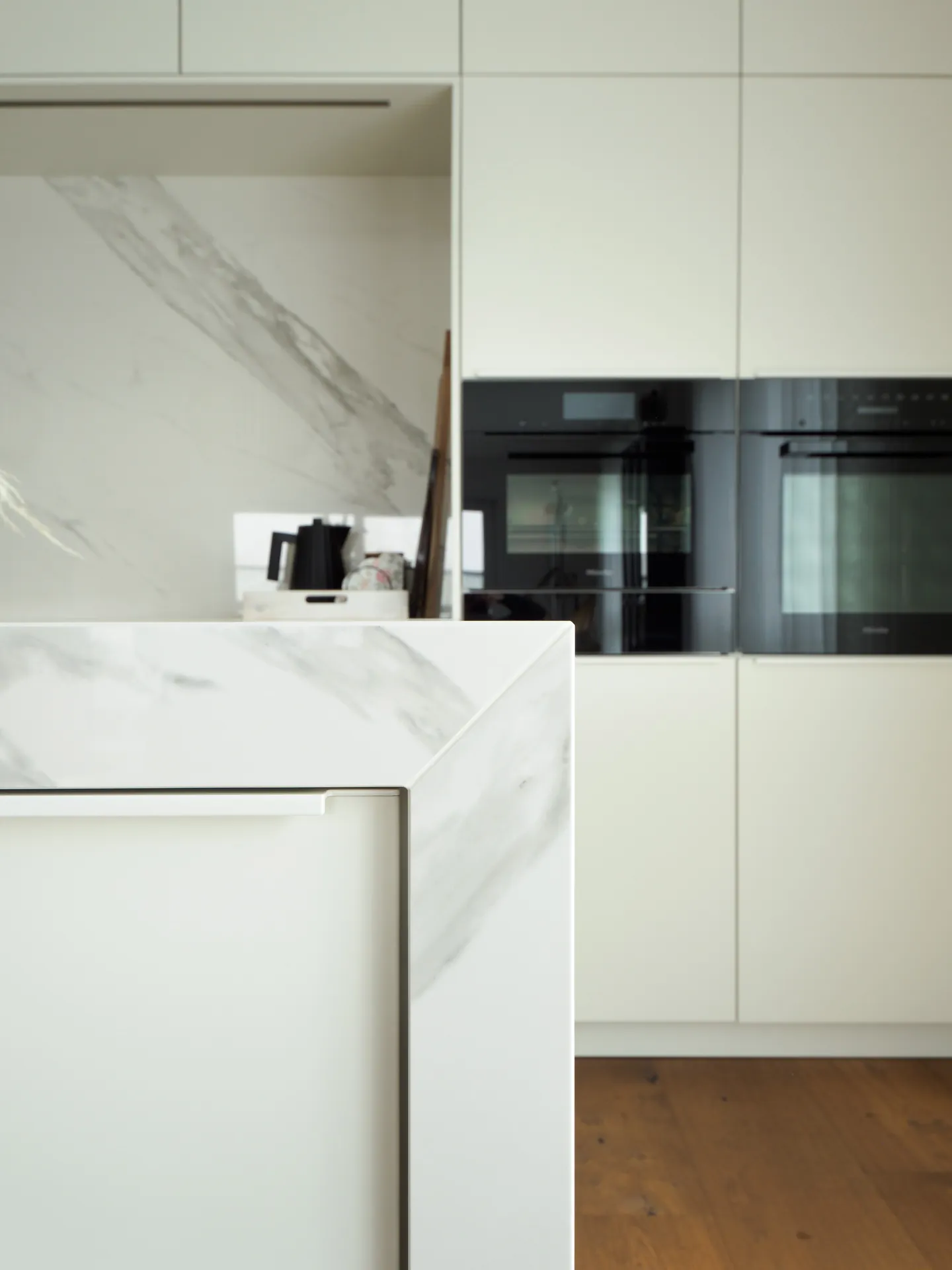 Designküche – Offene Wohnküche in Weiß Hochglanz