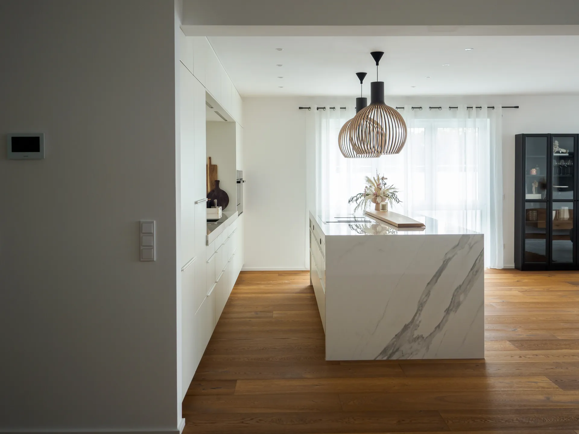 Designküche – Offene Wohnküche in Weiß Hochglanz