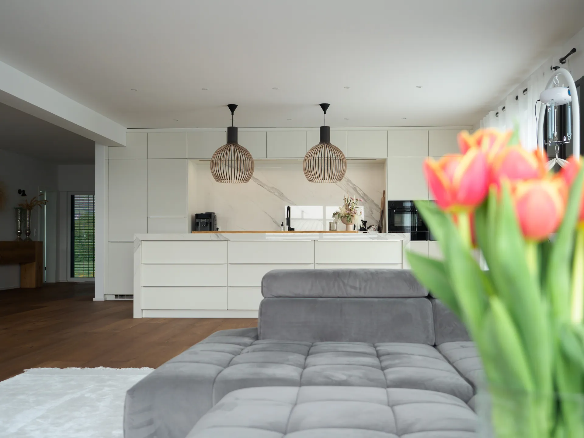 Designküche – Offene Wohnküche in Weiß Hochglanz