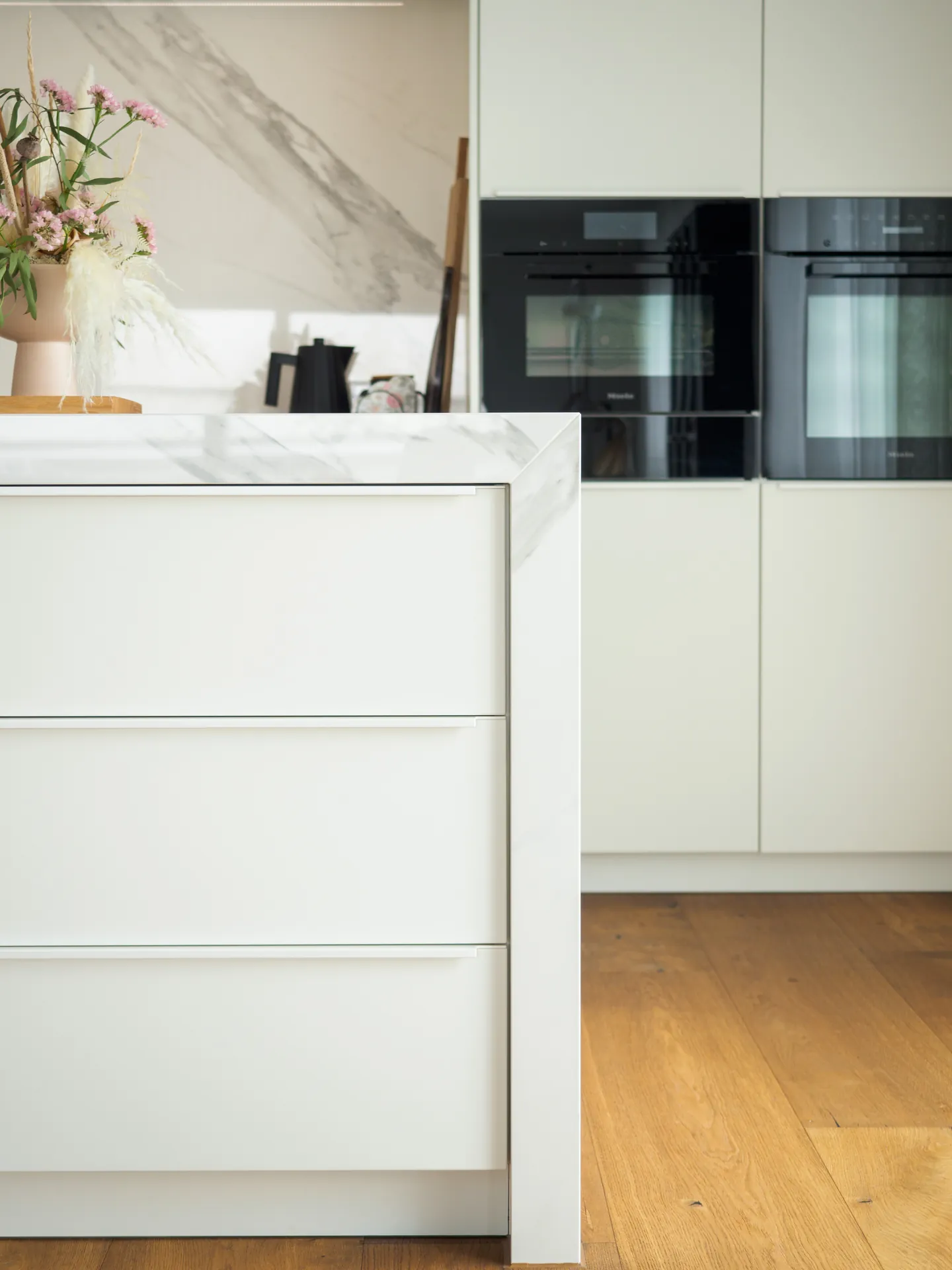 Designküche – Offene Wohnküche in Weiß Hochglanz