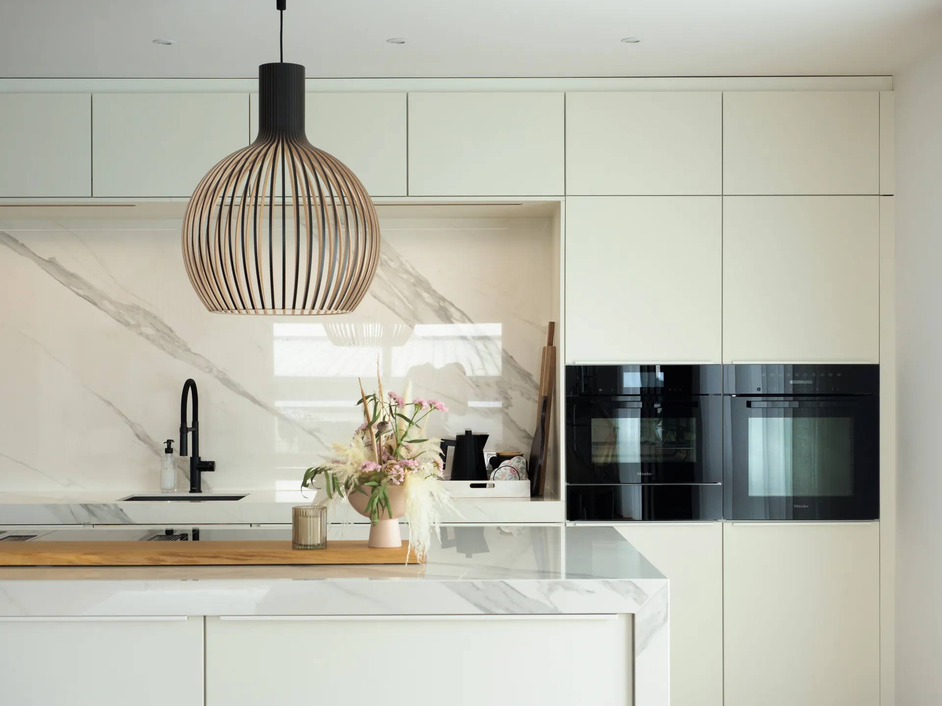 Designküche – Offene Wohnküche in Weiß Hochglanz
