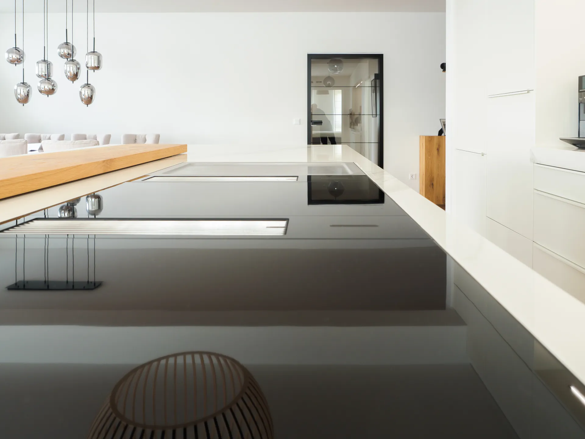 Designküche – Offene Wohnküche in Weiß Hochglanz