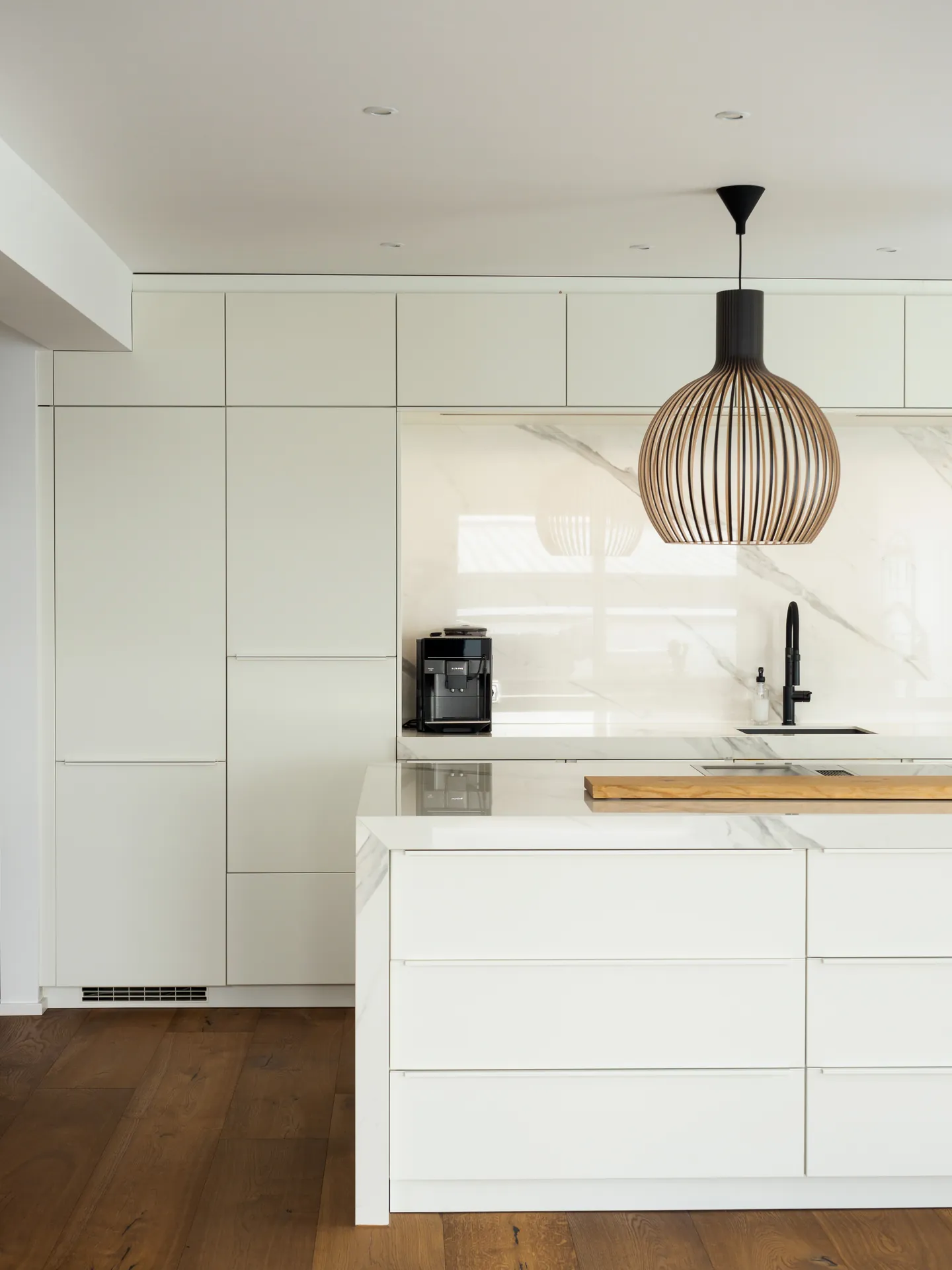 Designküche – Offene Wohnküche in Weiß Hochglanz