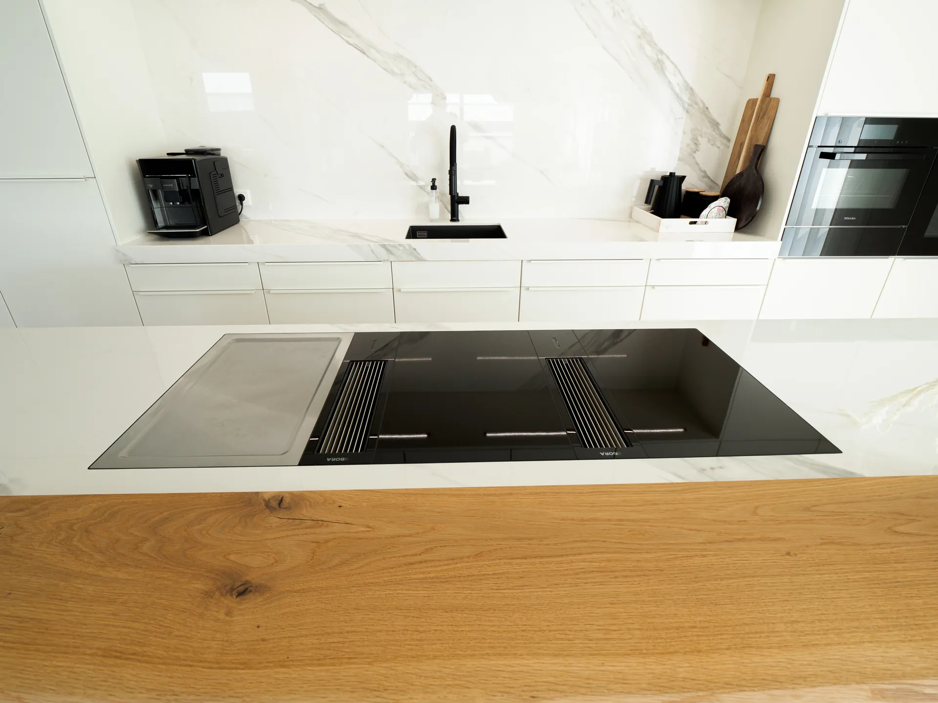 Designküche – Offene Wohnküche in Weiß Hochglanz