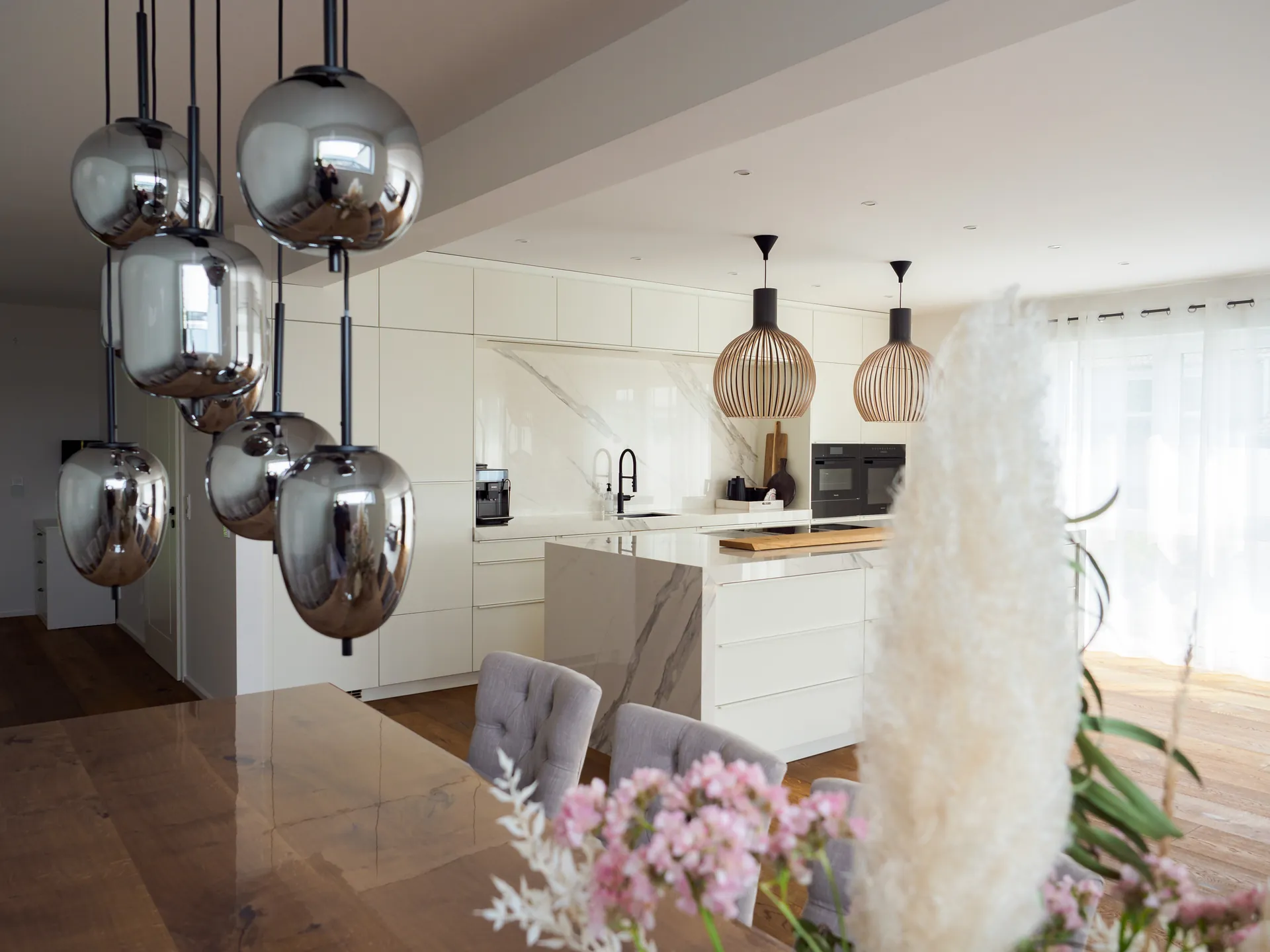 Designküche – Offene Wohnküche in Weiß Hochglanz