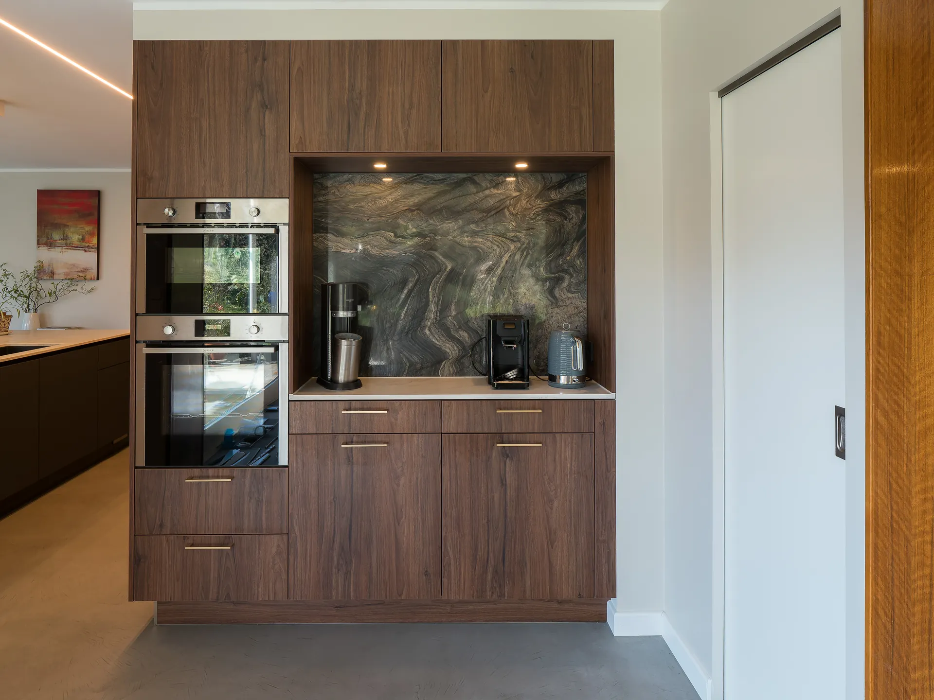 Designküche mit Kochinsel – Wohnküche mit Nussbaum-Dekor