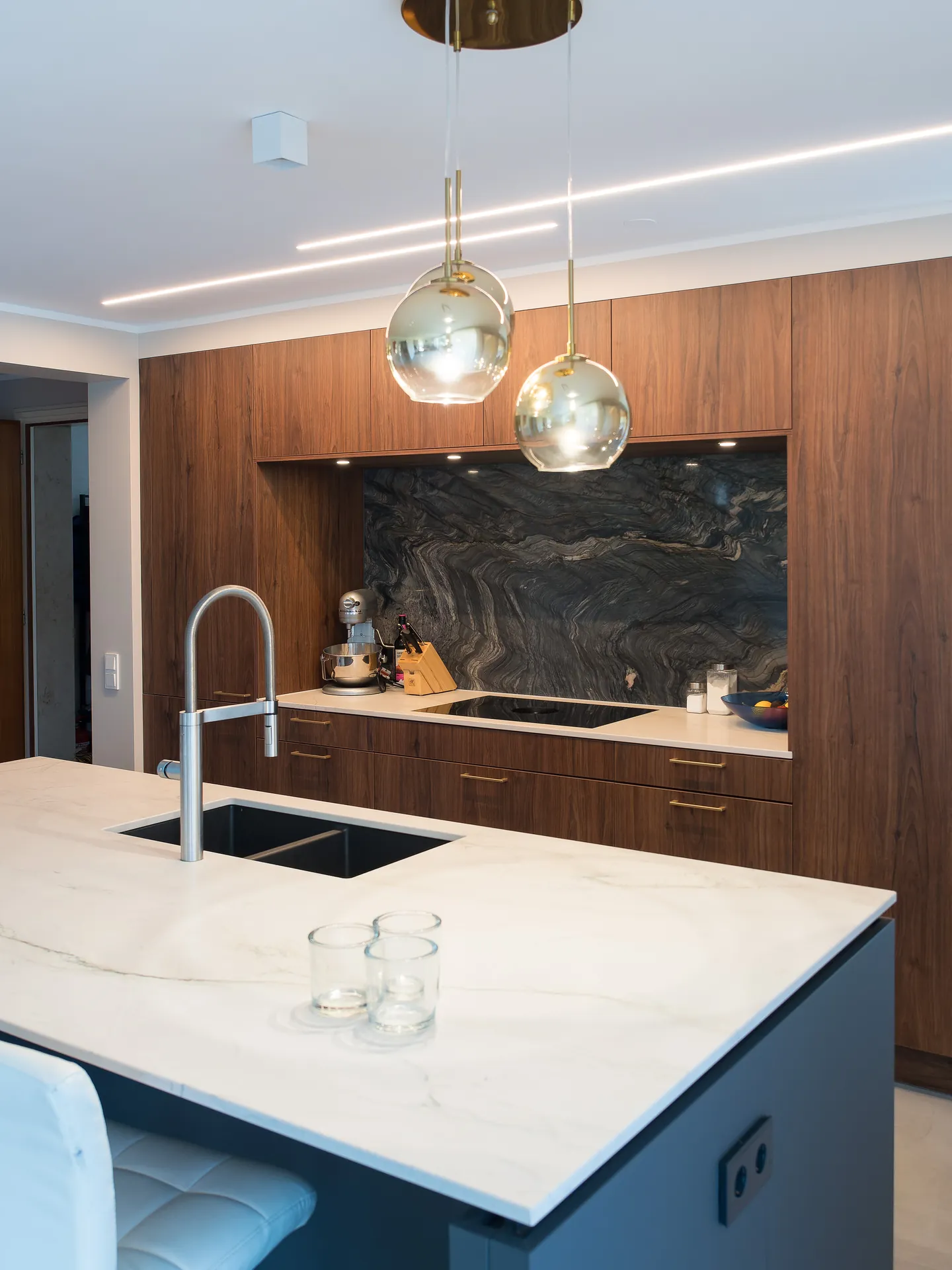 Designküche mit Kochinsel – Wohnküche mit Nussbaum-Dekor