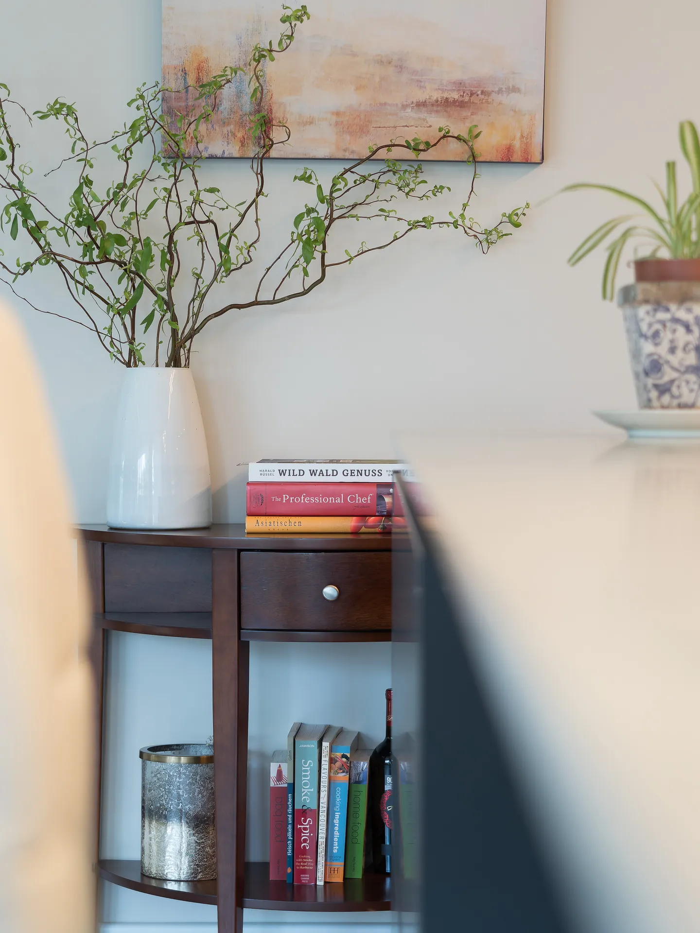 Designküche mit Kochinsel – Wohnküche mit Nussbaum-Dekor