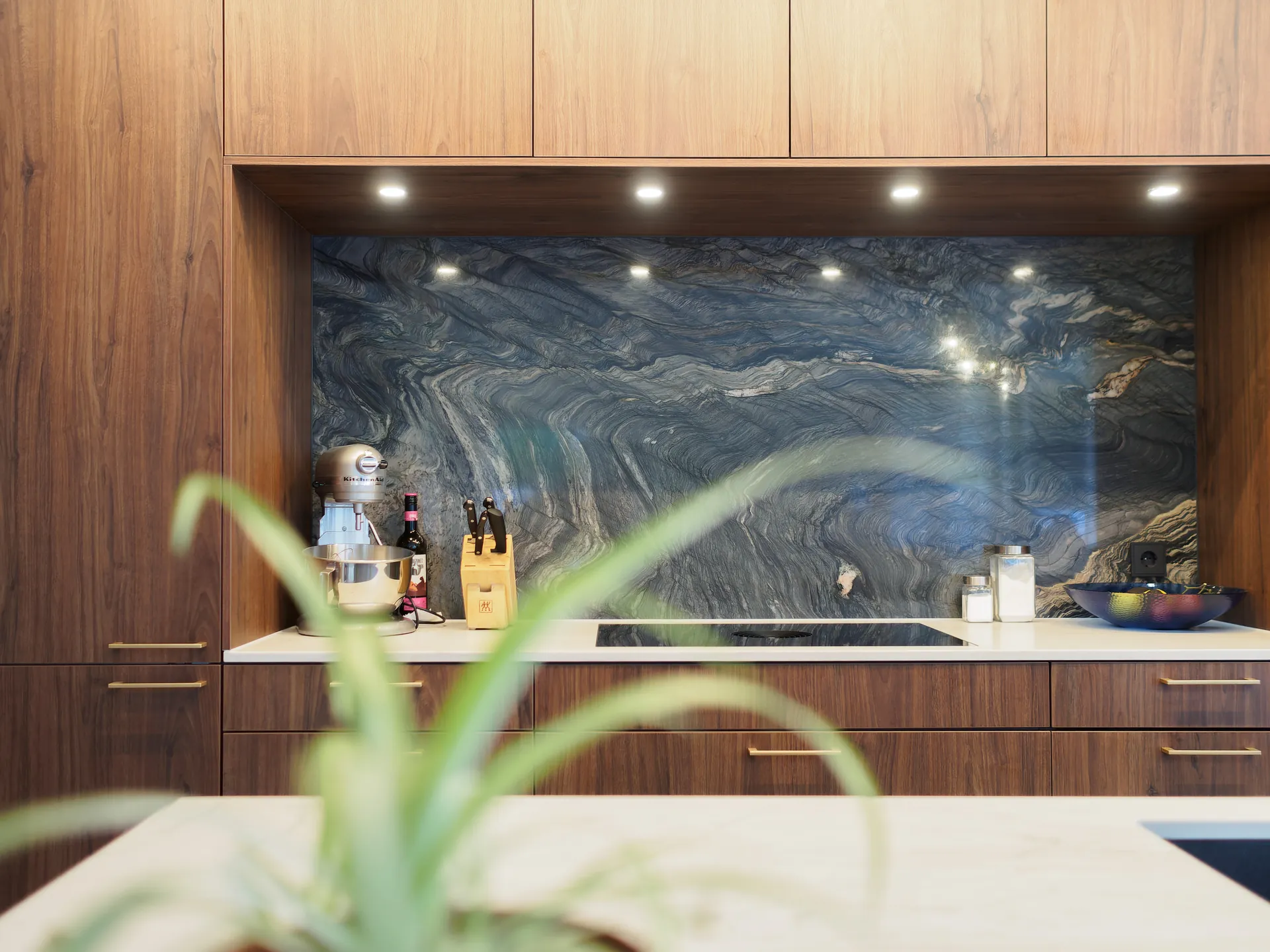 Designküche mit Kochinsel – Wohnküche mit Nussbaum-Dekor