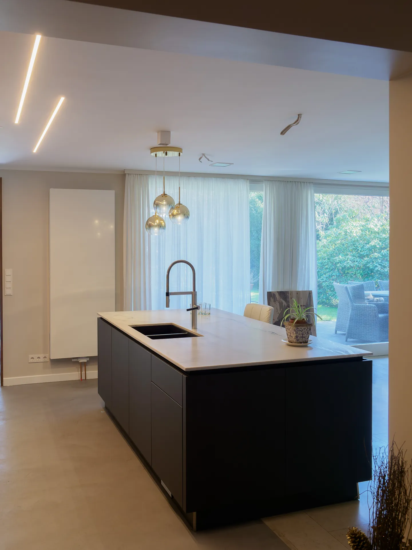 Designküche mit Kochinsel – Wohnküche mit Nussbaum-Dekor