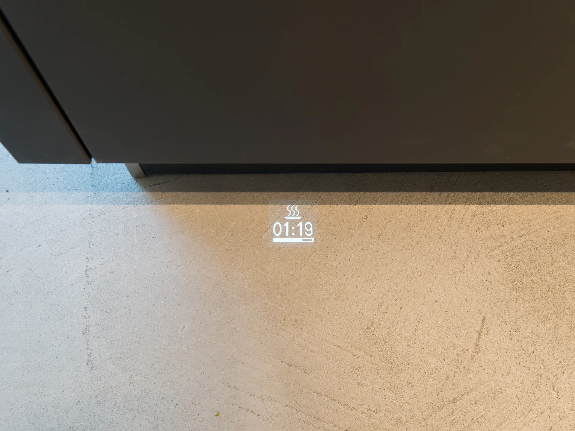 Designküche mit Kochinsel – Wohnküche mit Nussbaum-Dekor