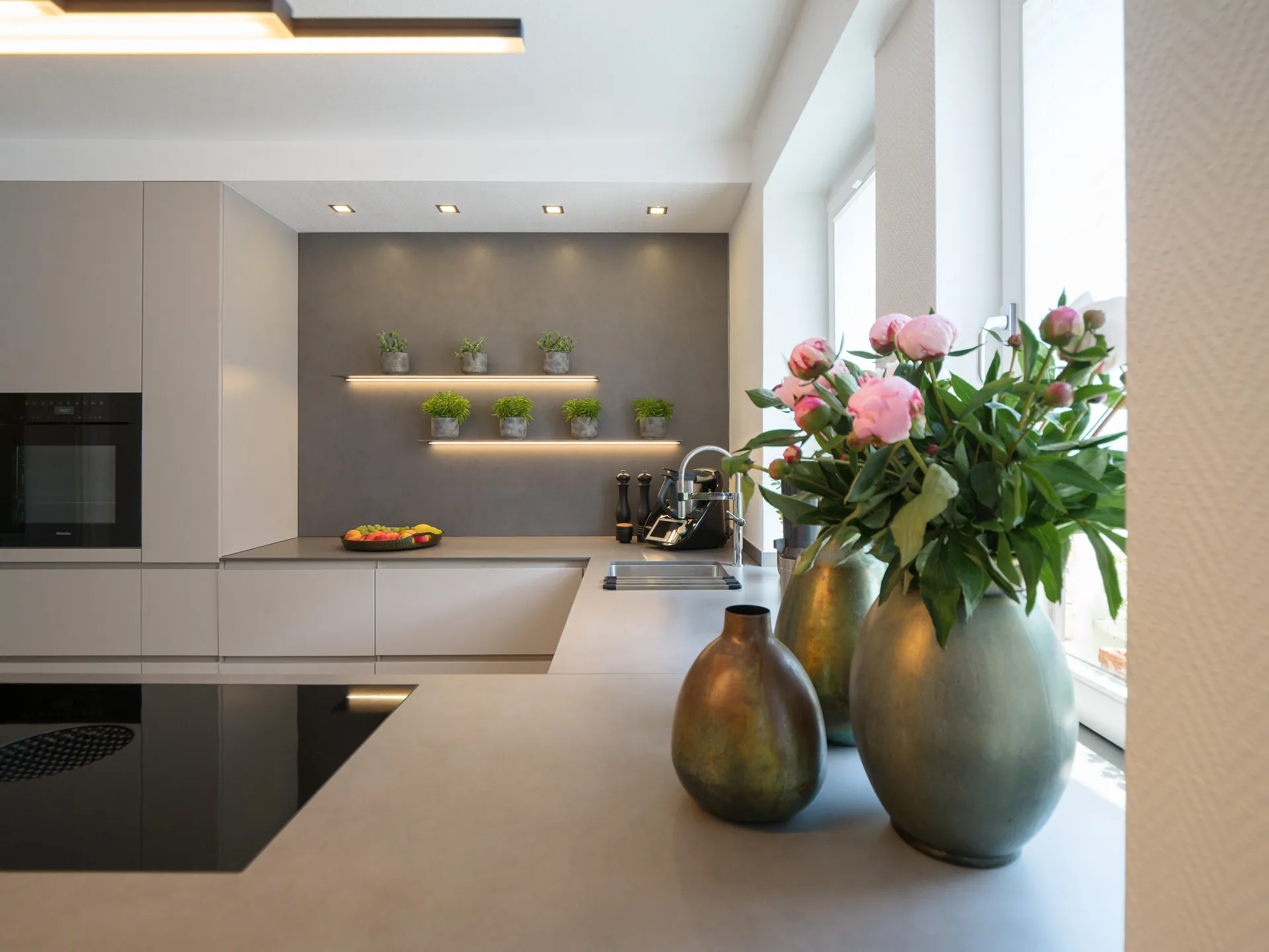 Designküche – Grifflose Küche in Kaschmir mit Halbinsel